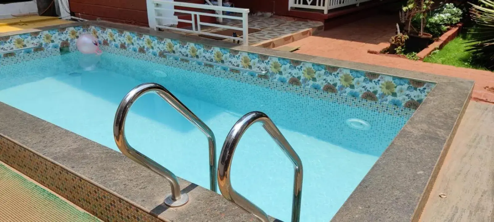 Swimming pool in Redstone House by Oxystays Hospitality Swimming pool in Redstone House by Oxystays Hospitality