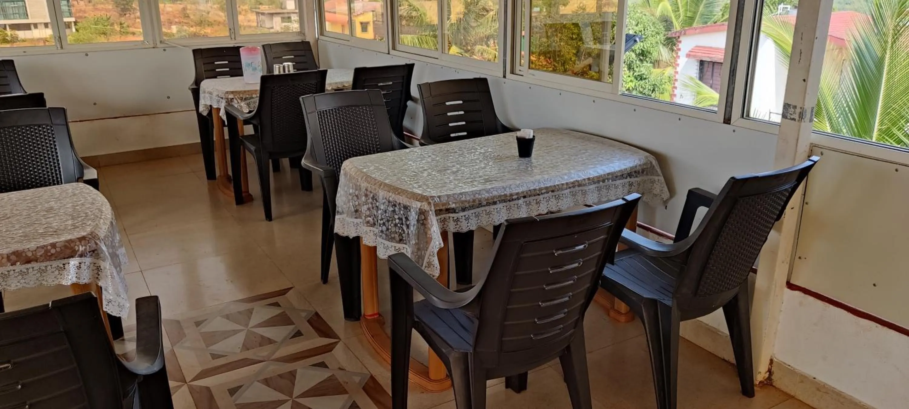 Restaurant/places to eat in Redstone House by Oxystays Hospitality