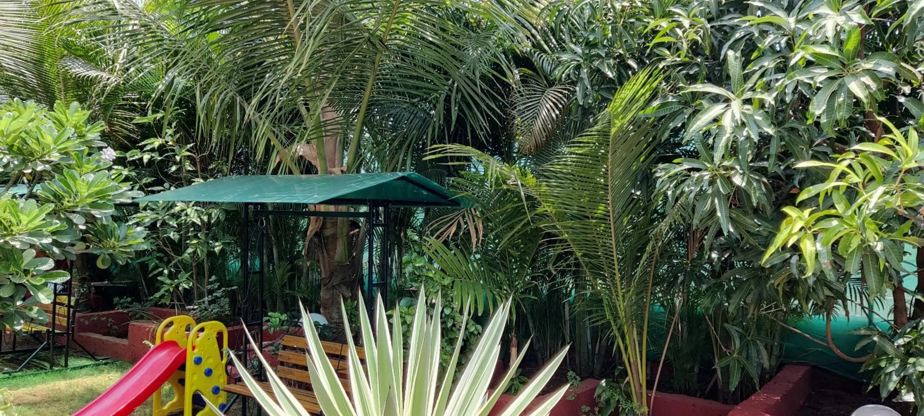 Garden in Redstone House by Oxystays Hospitality