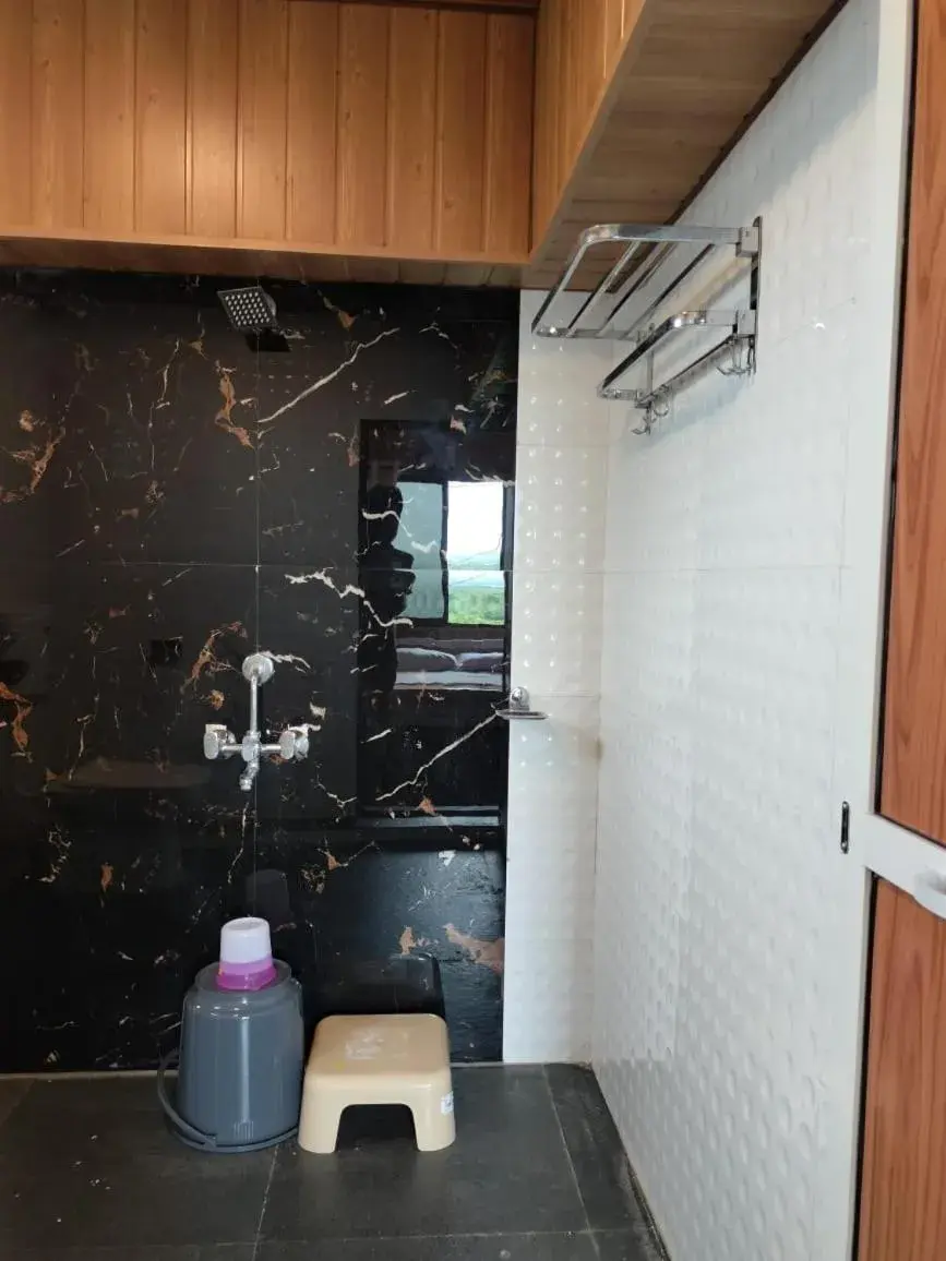 Bathroom in Redstone House by Oxystays Hospitality Bathroom in Redstone House by Oxystays Hospitality