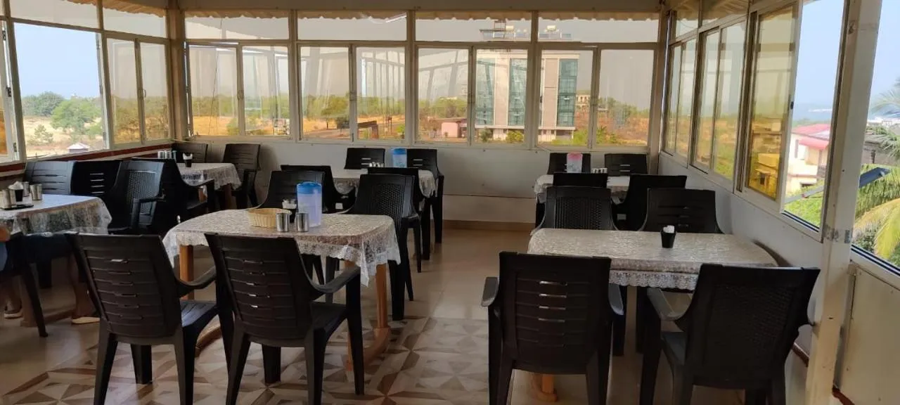 Restaurant/places to eat in Redstone House by Oxystays Hospitality