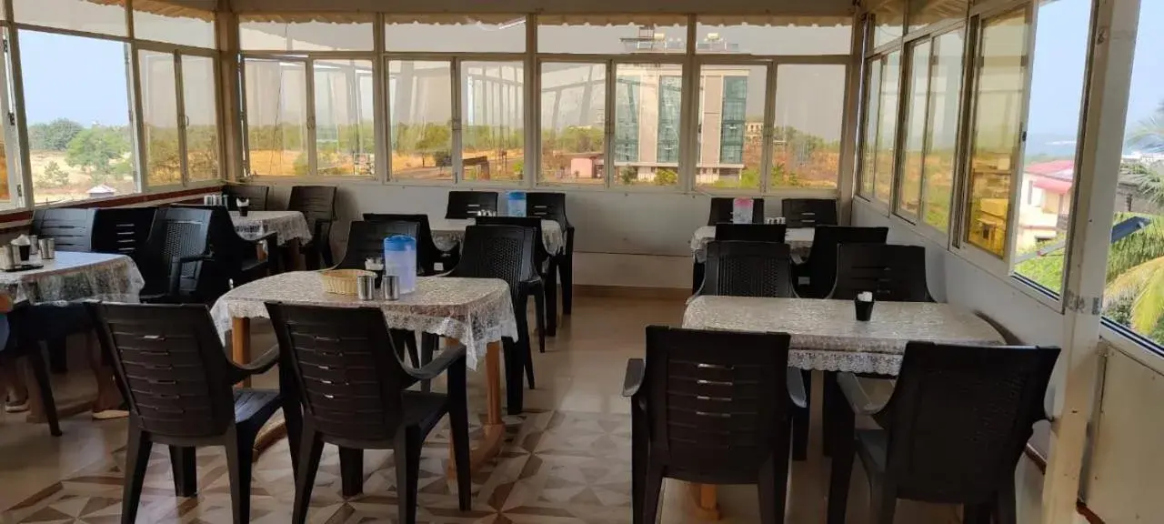 Restaurant/places to eat in Redstone House by Oxystays Hospitality Restaurant/places to eat in Redstone House by Oxystays Hospitality