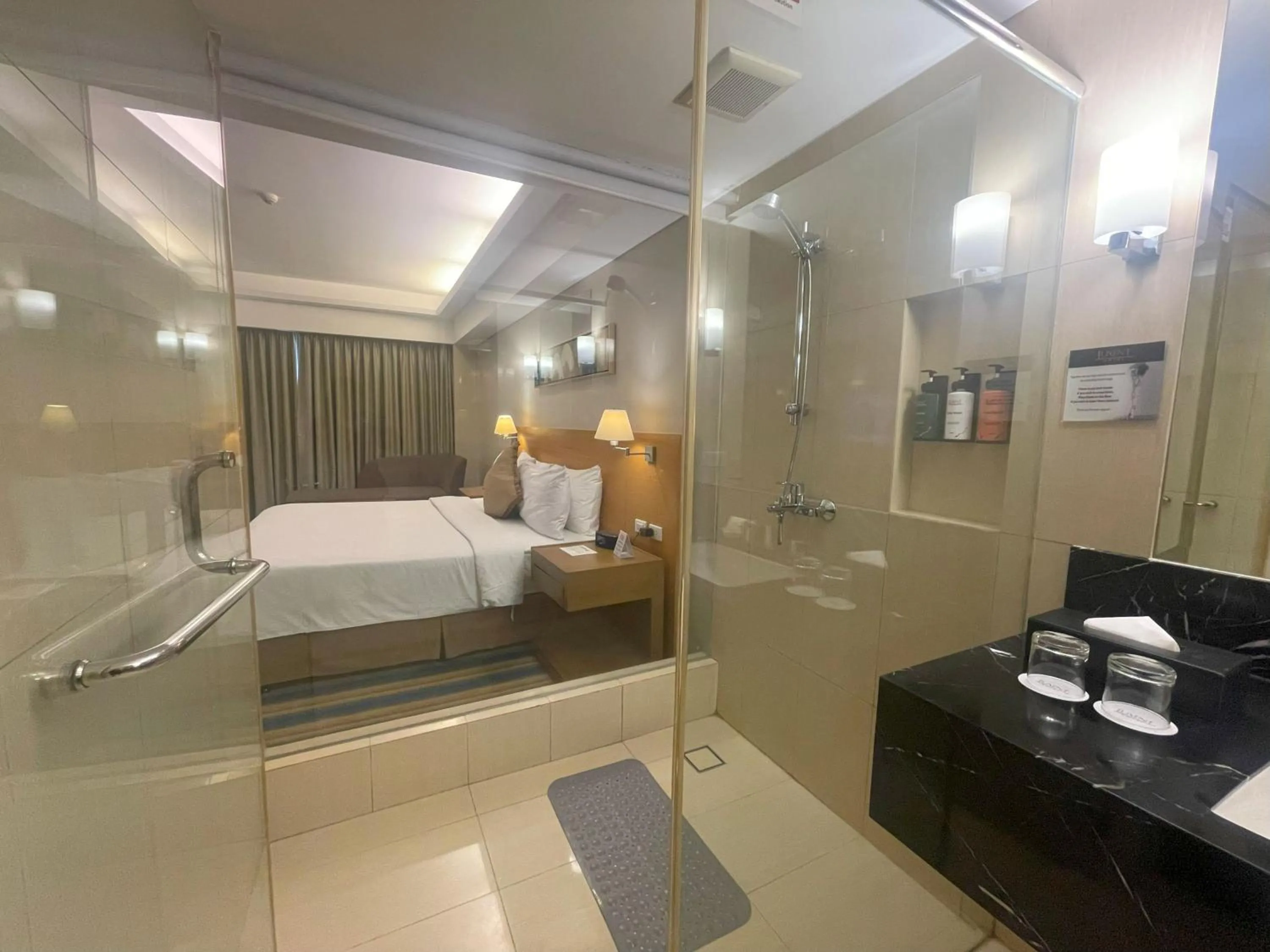 Bathroom, Bed in Luxent Hotel