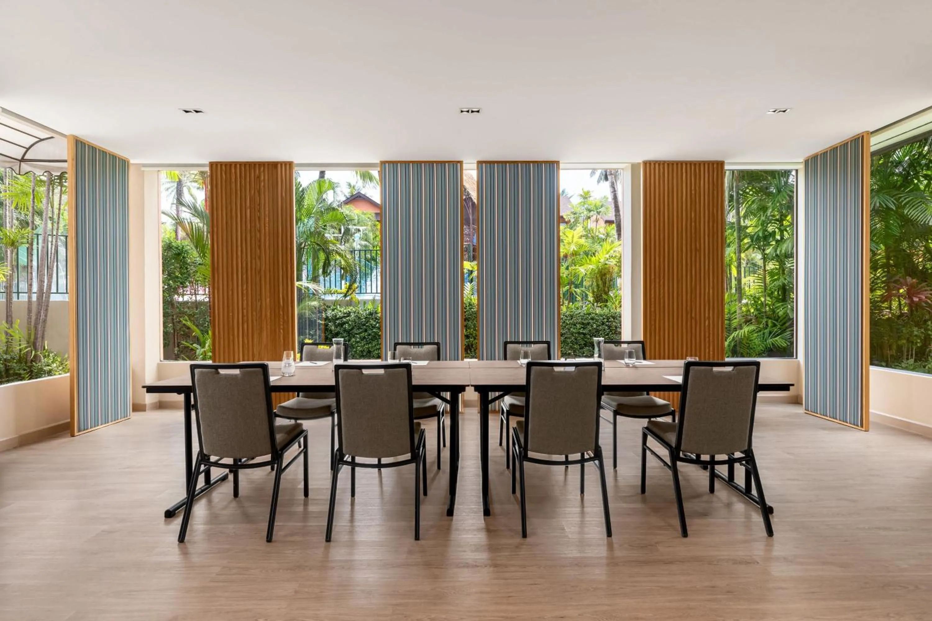 Beach in Patong Merlin Hotel - SHA Plus