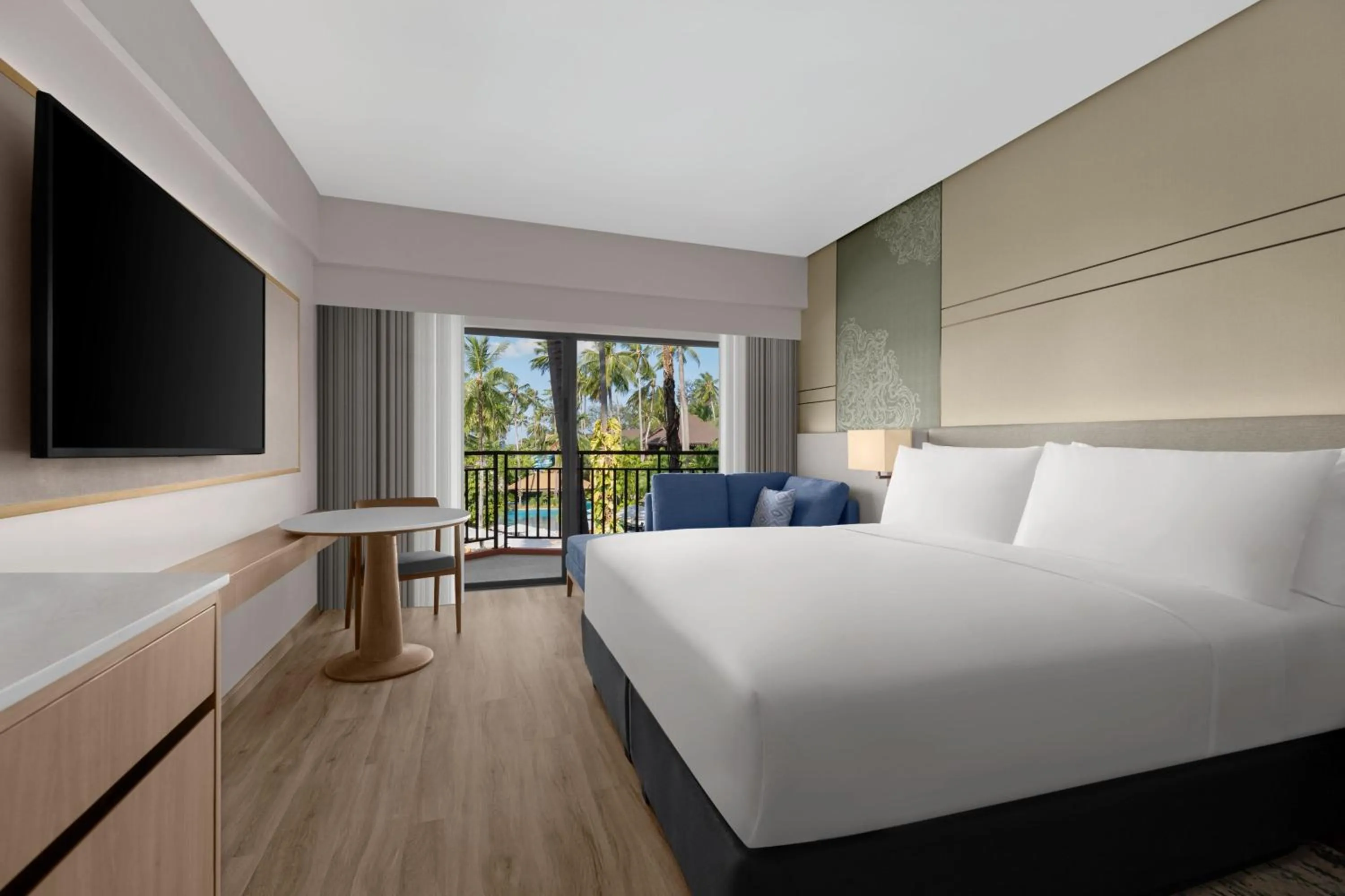 Swimming pool, Bed in Patong Merlin Hotel - SHA Plus