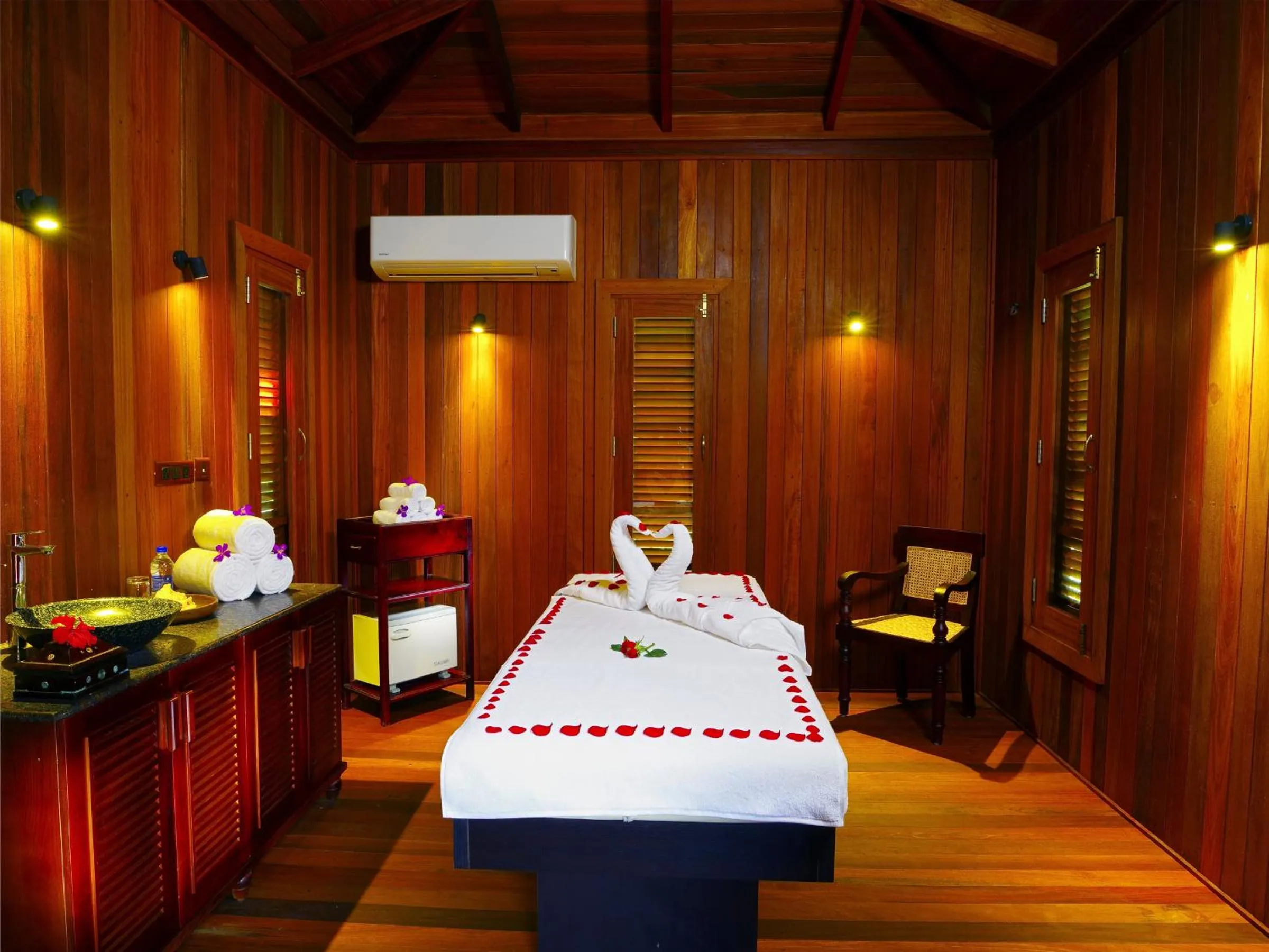 Massage, Bed in Niraamaya Retreats Cardamom Club