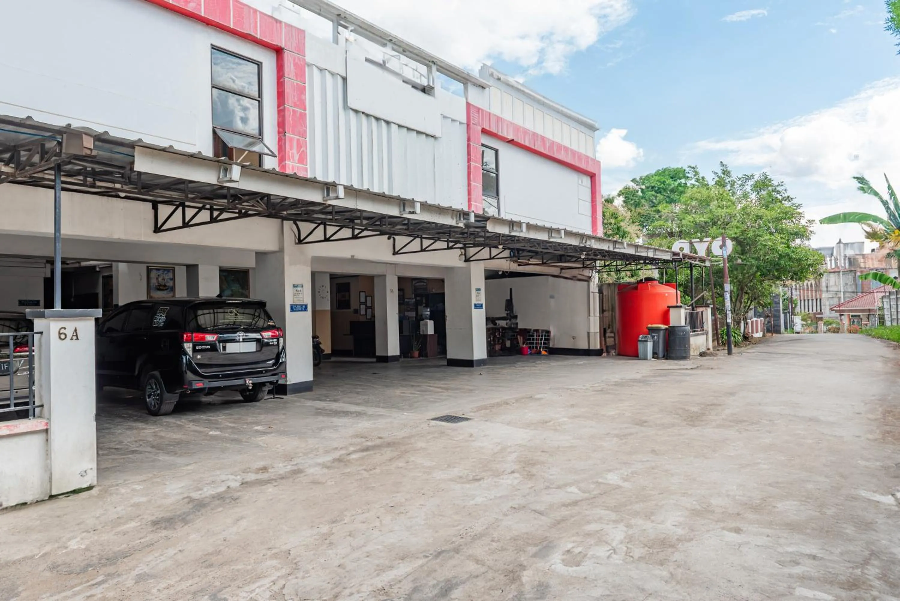 Facade/entrance in Hotel O Ilir Barar I Near Rumah Sakit Islam Siti Khadijah Formerly Maleo Hotel