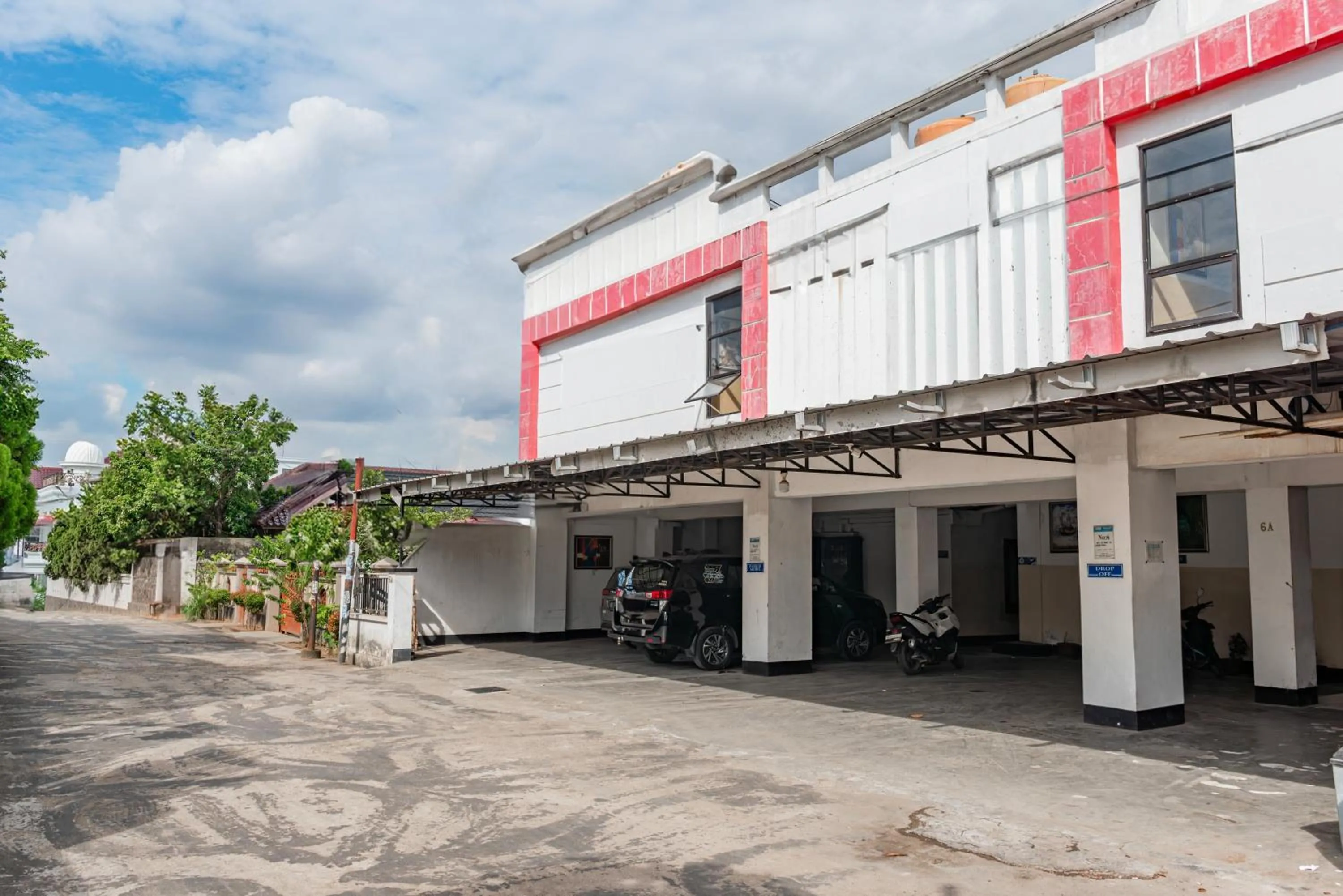 Facade/entrance in Hotel O Ilir Barar I Near Rumah Sakit Islam Siti Khadijah Formerly Maleo Hotel