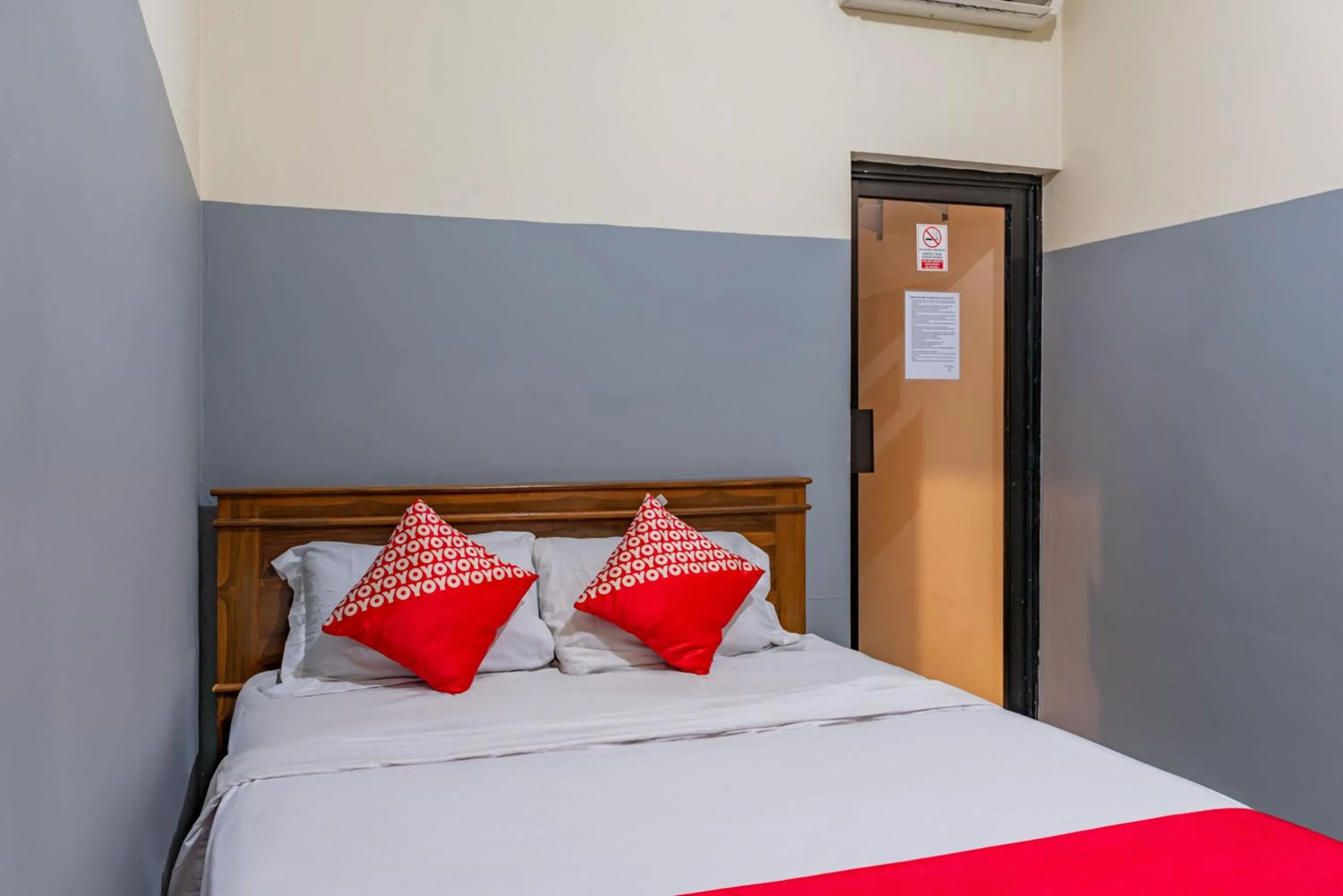 Bedroom, Bed in Hotel O Ilir Barar I Near Rumah Sakit Islam Siti Khadijah Formerly Maleo Hotel