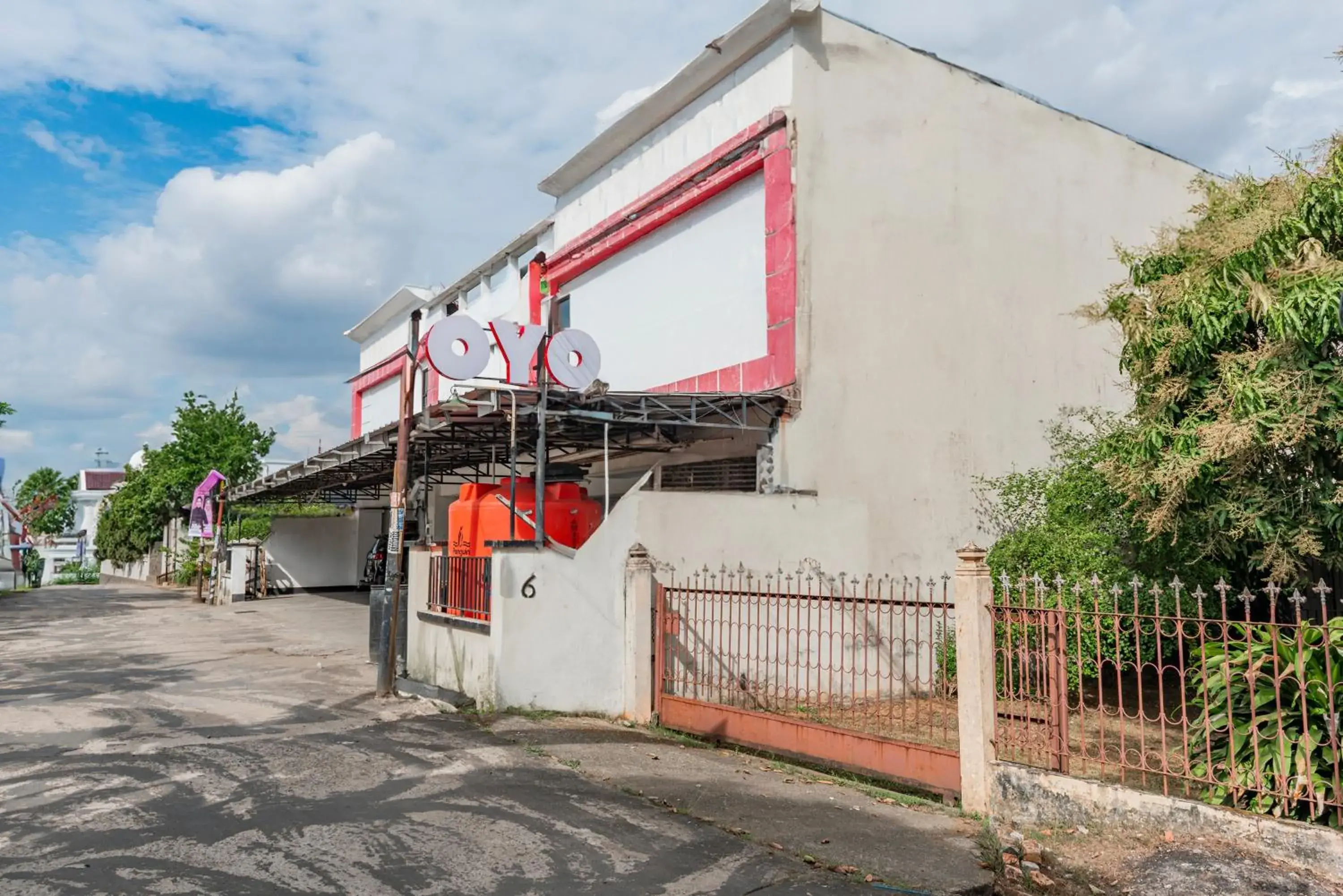 Facade/entrance in Hotel O Ilir Barar I Near Rumah Sakit Islam Siti Khadijah Formerly Maleo Hotel Facade/entrance in Hotel O Ilir Barar I Near Rumah Sakit Islam Siti Khadijah Formerly Maleo Hotel