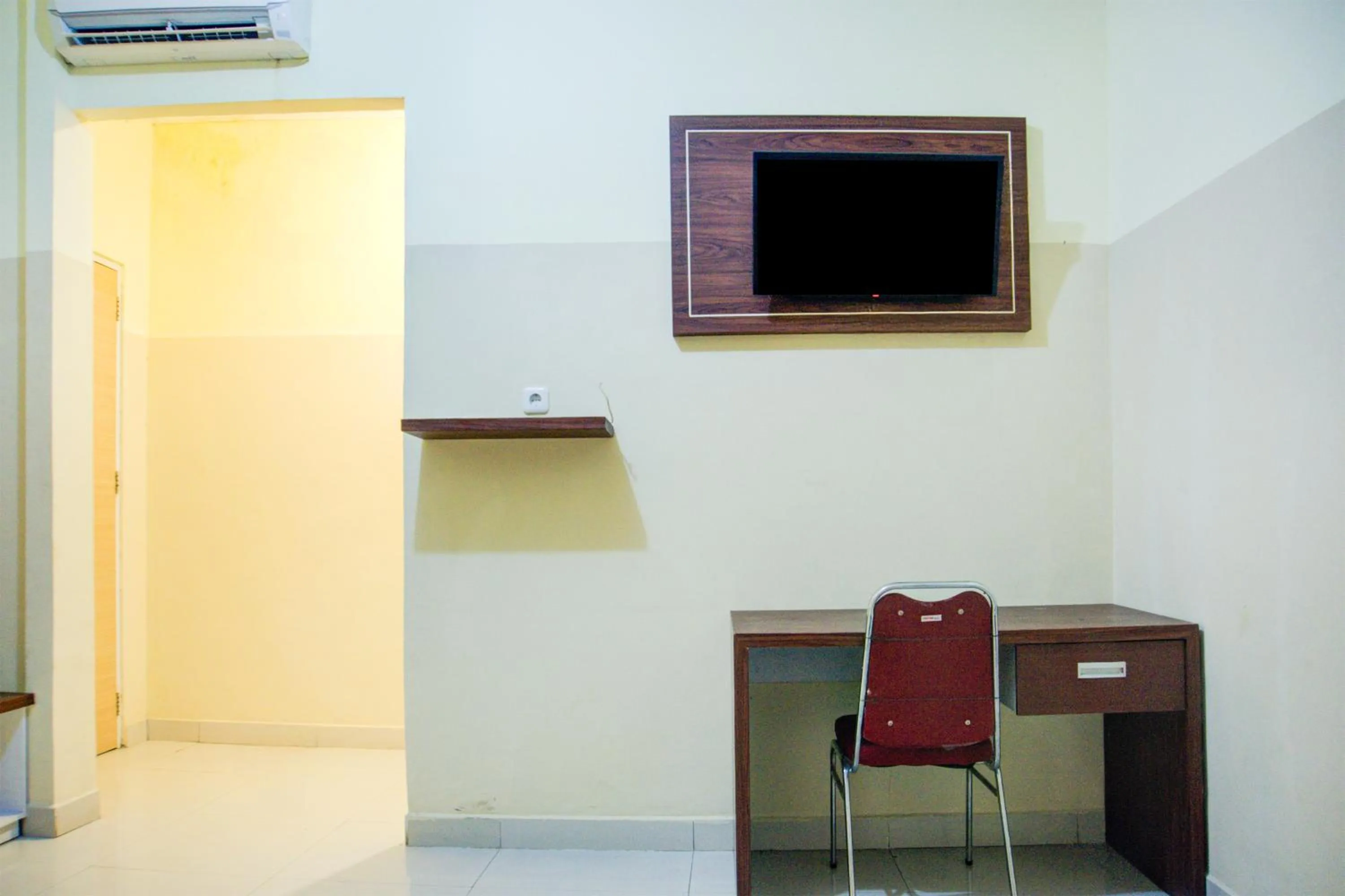 TV and multimedia in Hotel O Angkatan 45 Near Istana Gubernur Formerly Maleo Hotel