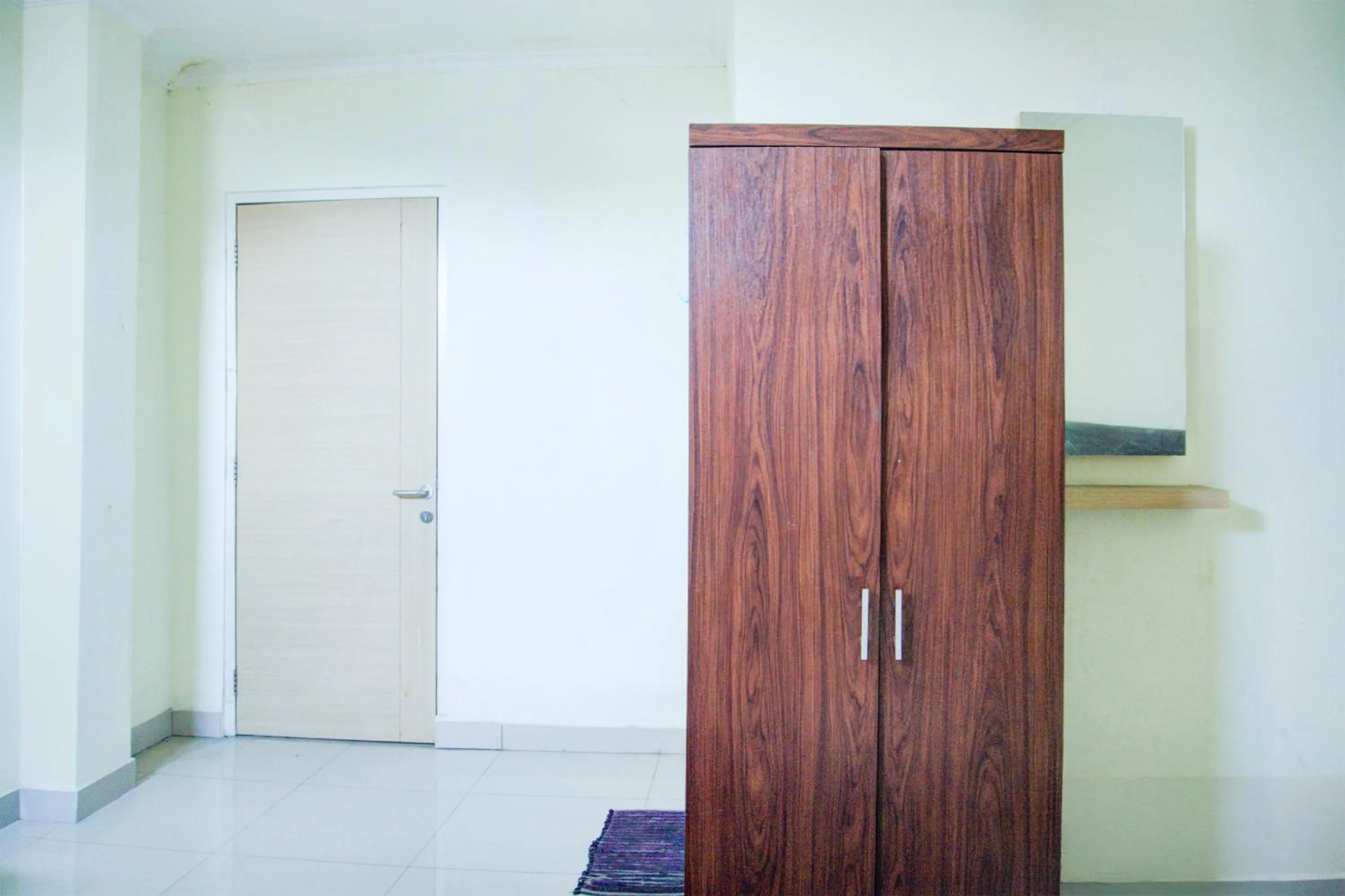 wardrobe in Hotel O Angkatan 45 Near Istana Gubernur Formerly Maleo Hotel