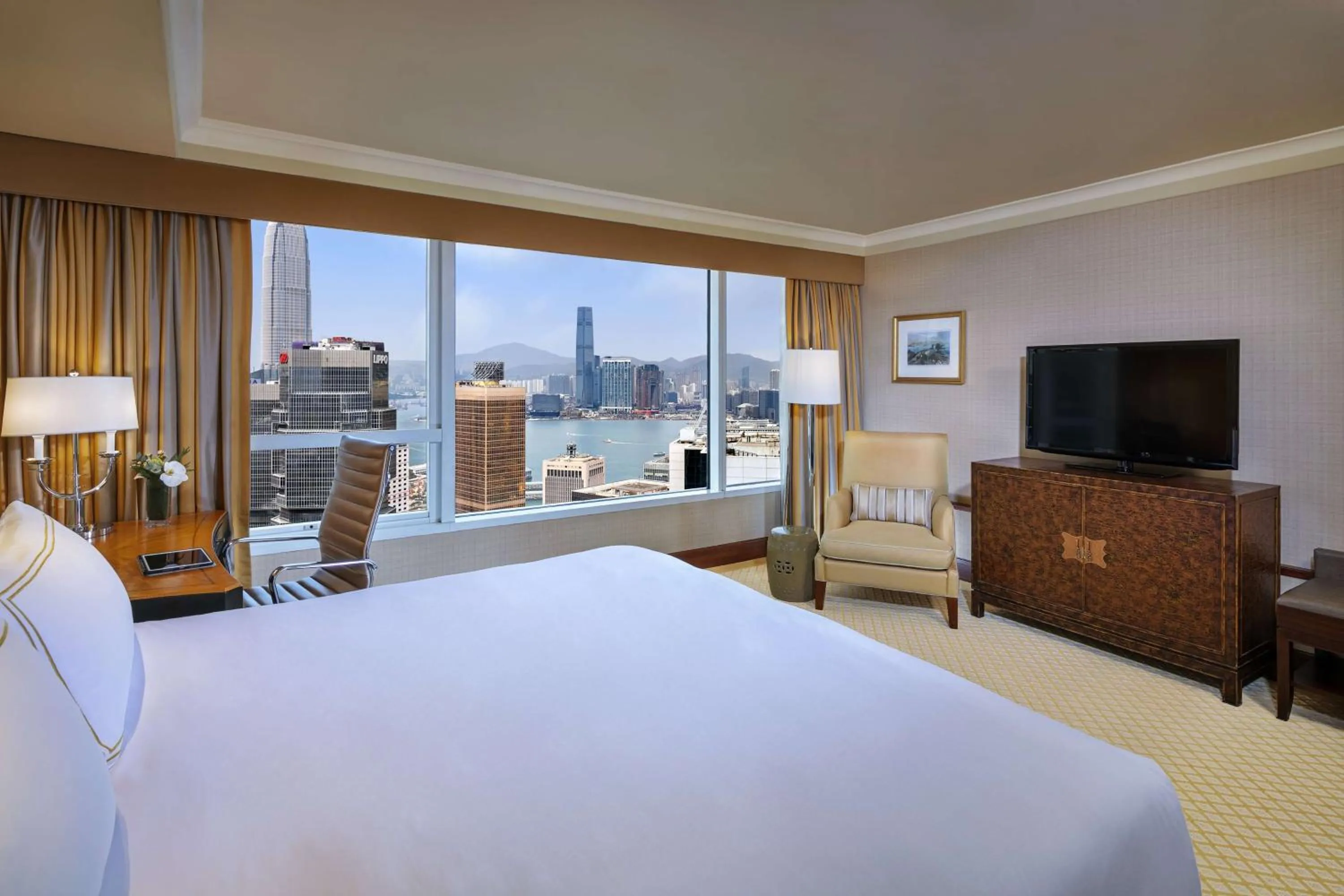 View (from property/room), Bed in Conrad Hong Kong