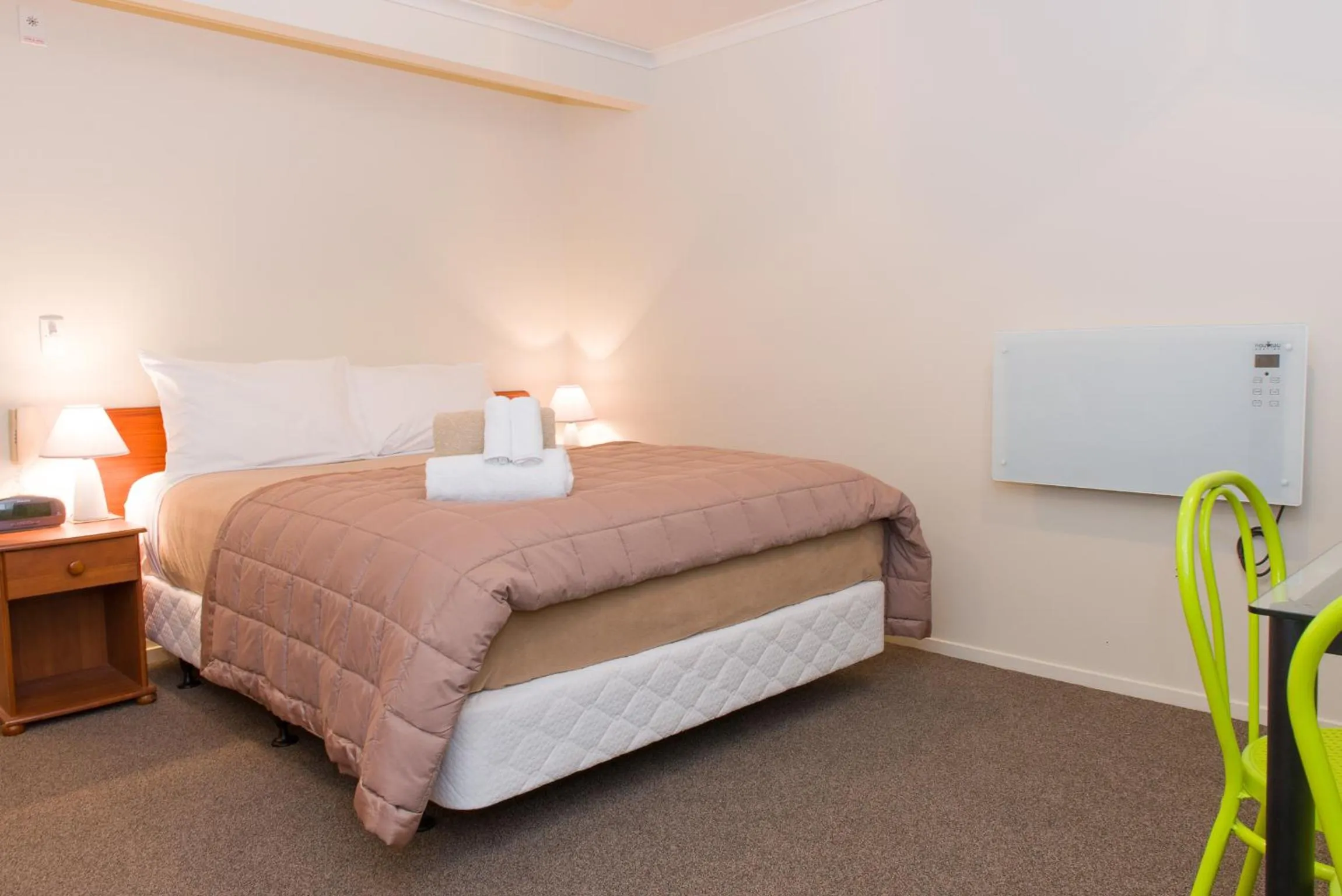 Dining area, Bed in Hamilton Settlers Motor lodge