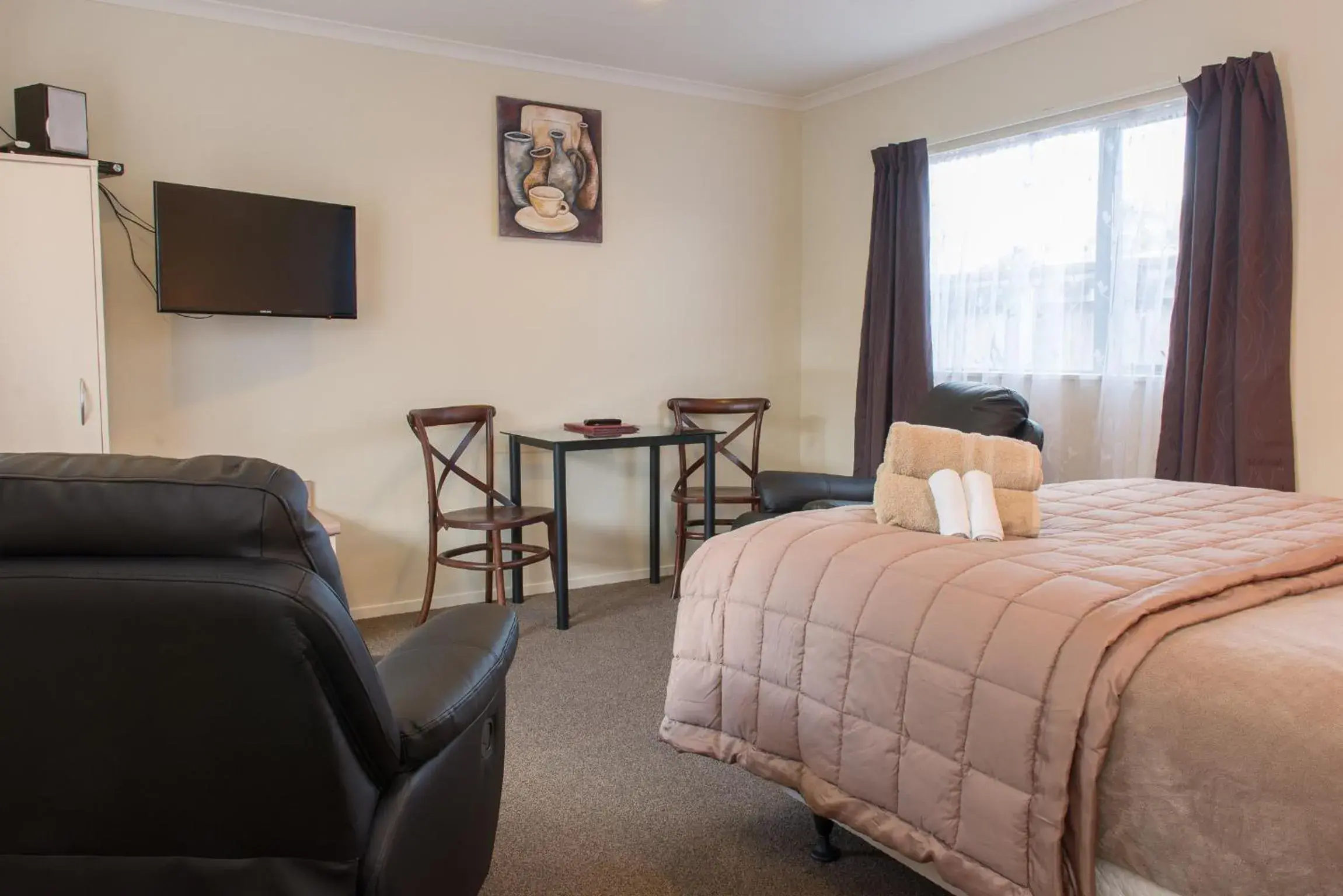 Living room, Bed in Hamilton Settlers Motor lodge Living room, Bed in Hamilton Settlers Motor lodge