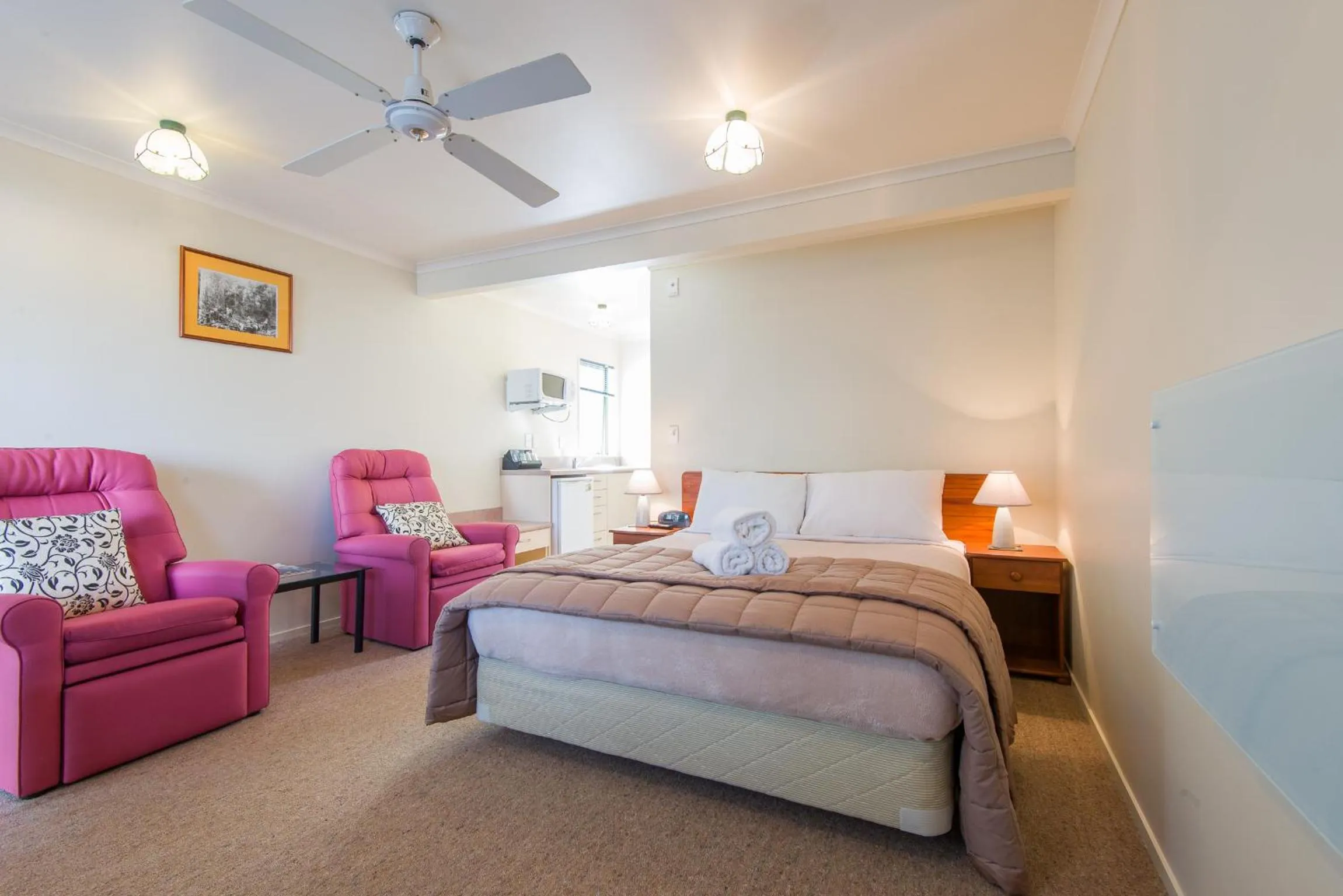 Living room, Bed in Hamilton Settlers Motor lodge