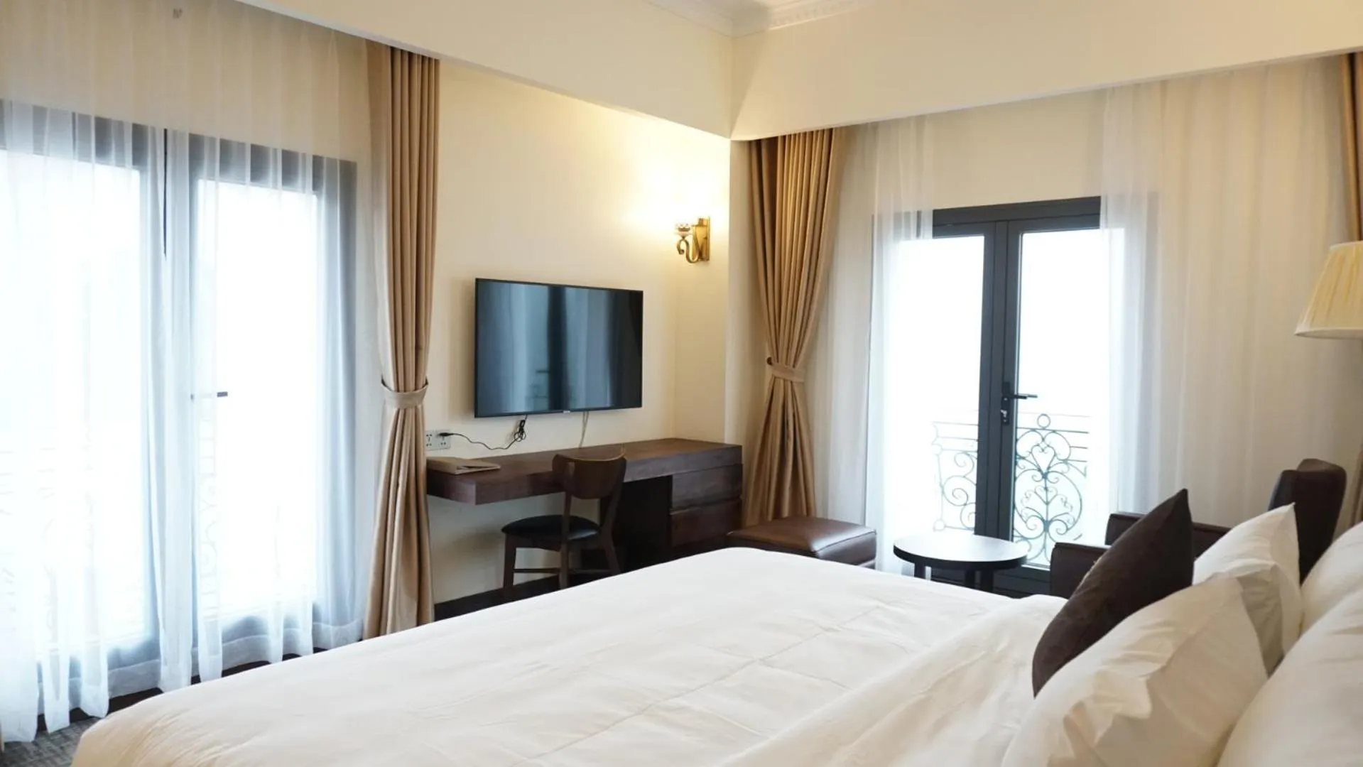 Communal lounge/ TV room, Bed in Phoenix Hotel Hà Giang