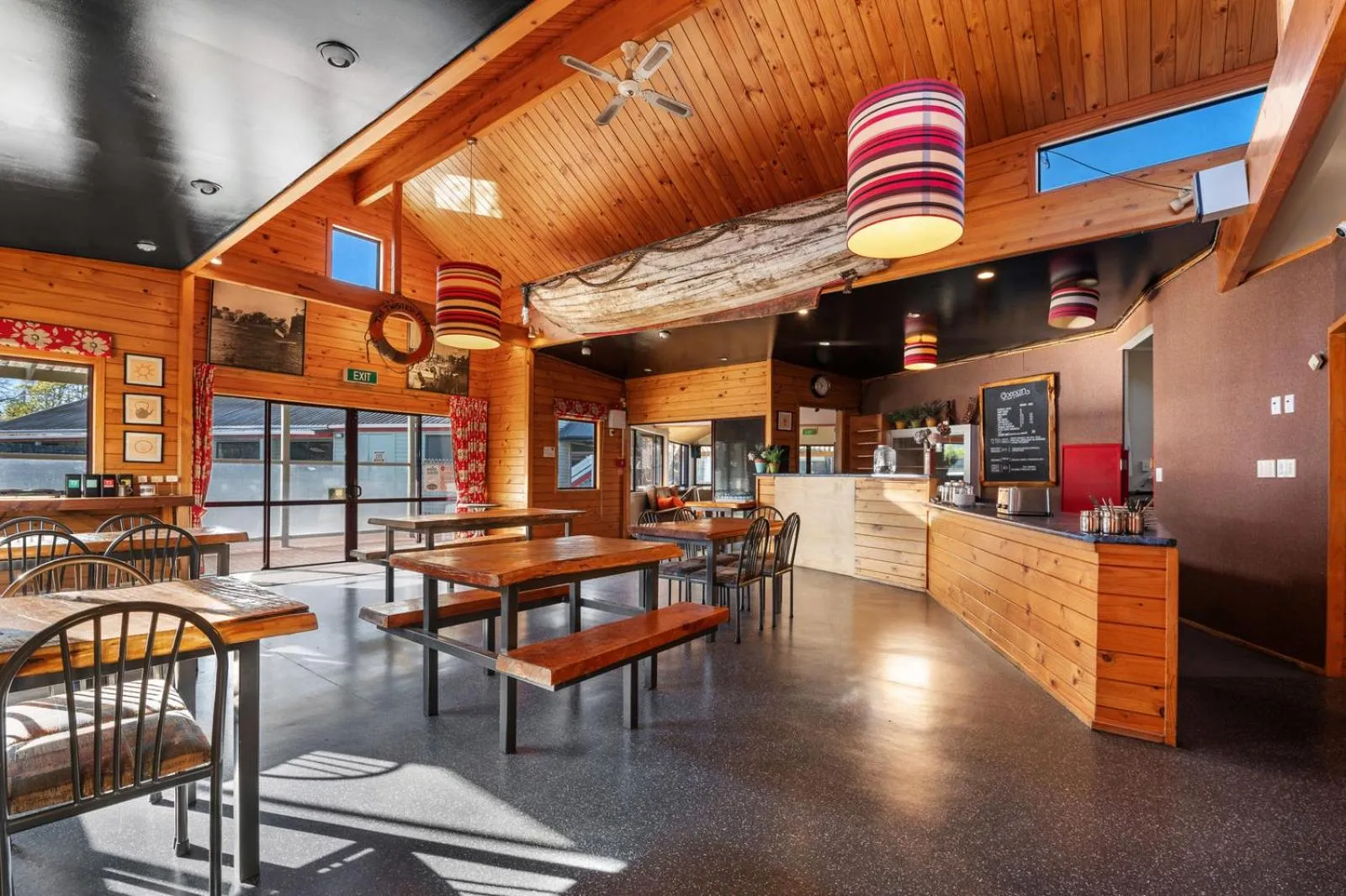 Restaurant/places to eat in Smoke Lake Hot Springs Lodge & Camp