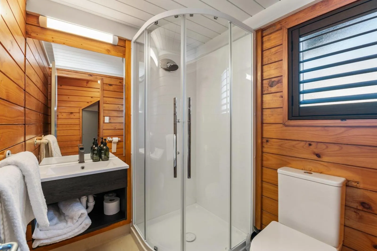 Smoke Lake Hot Springs Lodge & Camp
