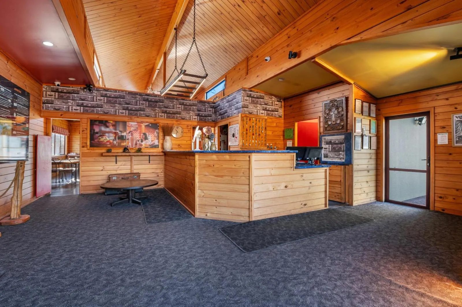 Smoke Lake Hot Springs Lodge & Camp