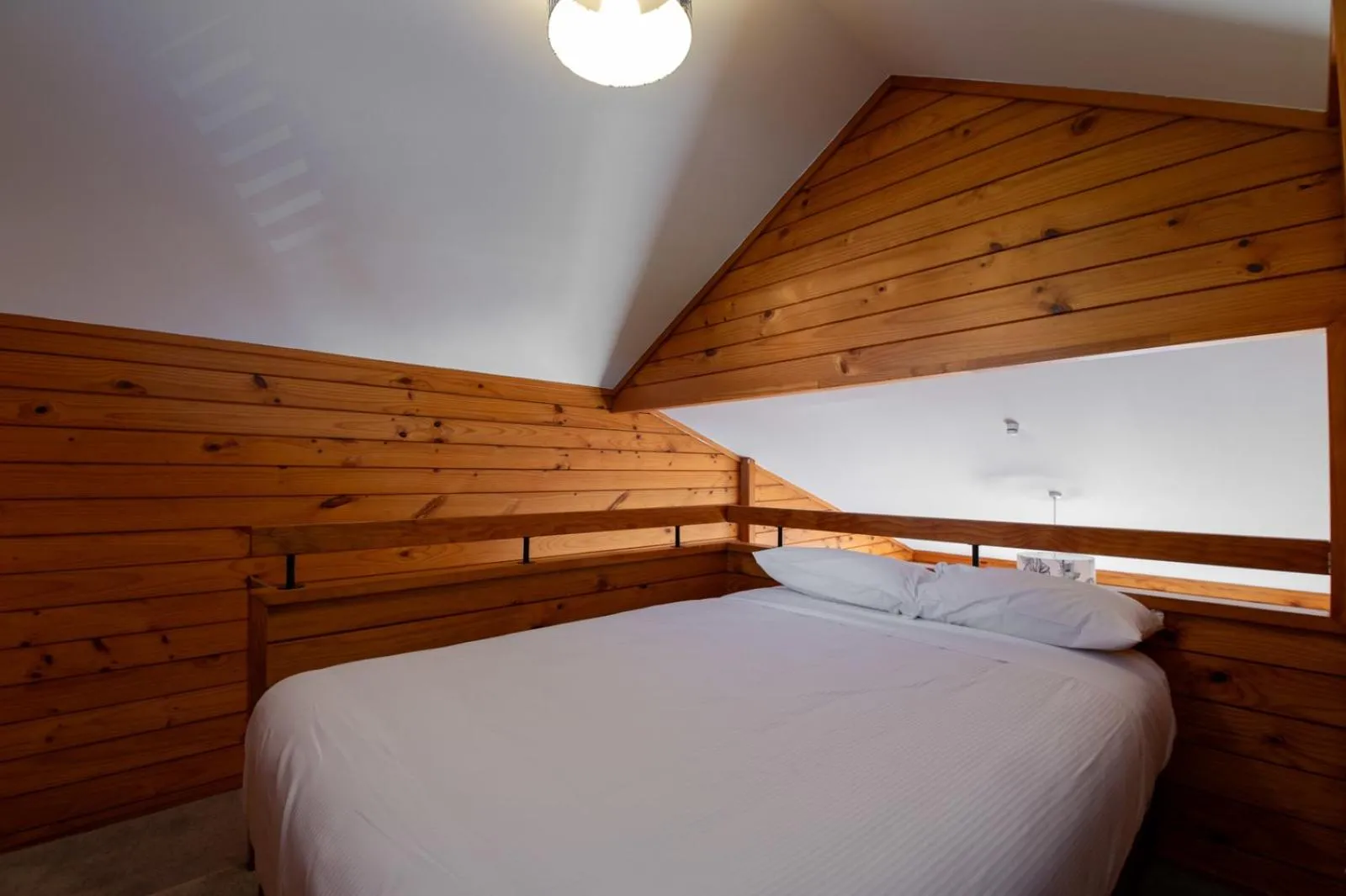Bedroom, Bed in Smoke Lake Hot Springs Lodge & Camp