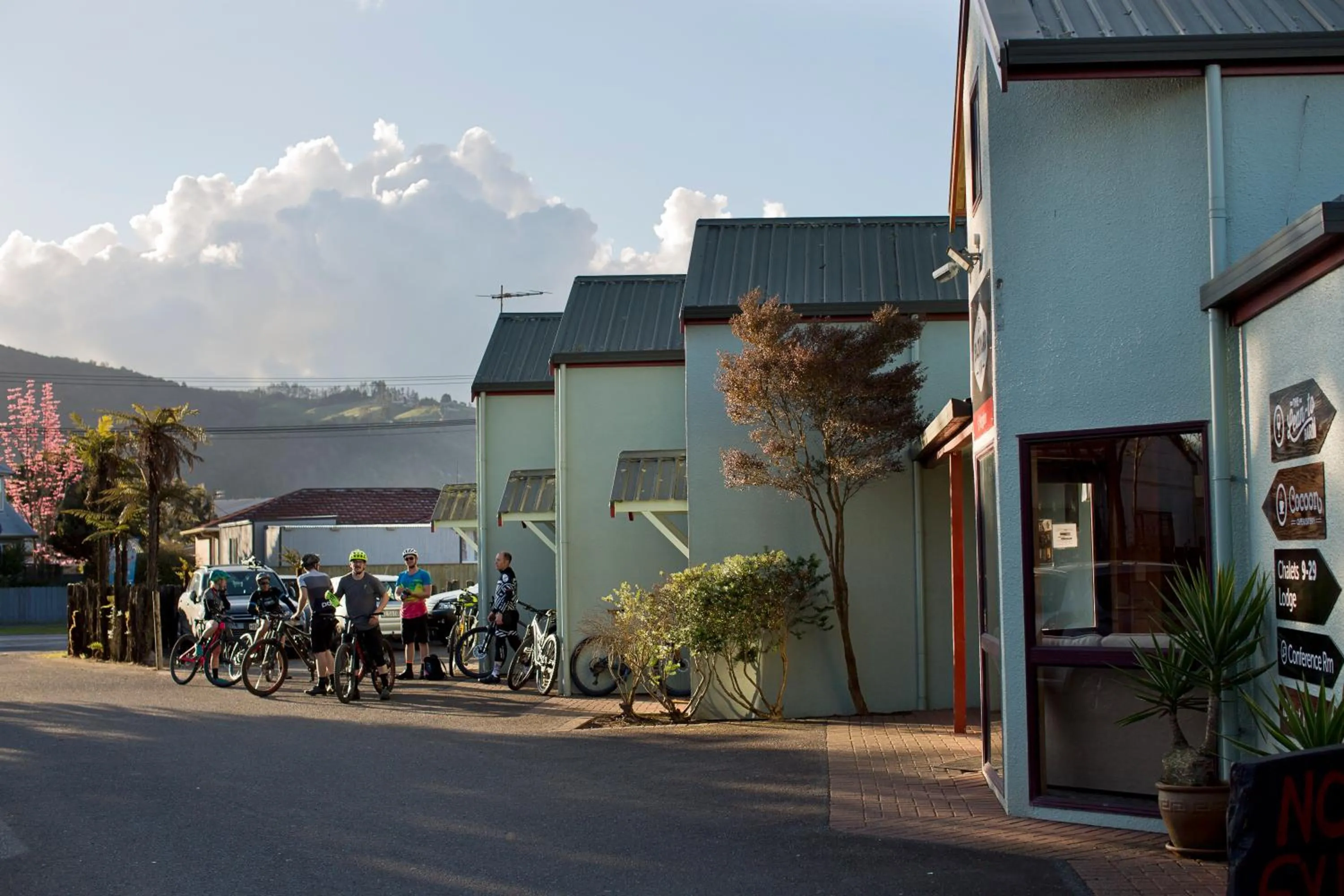 Smoke Lake Hot Springs Lodge & Camp
