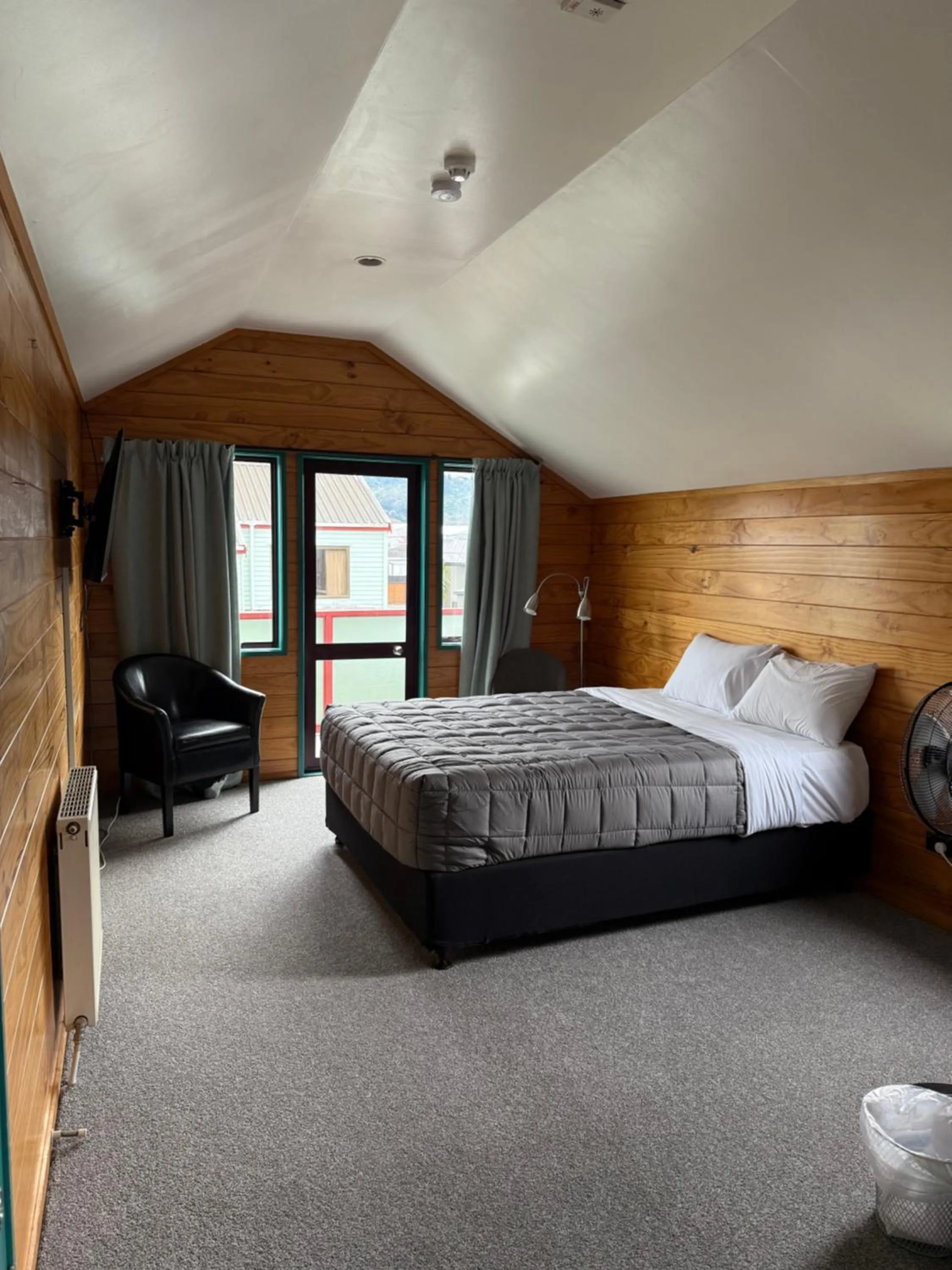 Bedroom, Bed in Smoke Lake Hot Springs Lodge & Camp