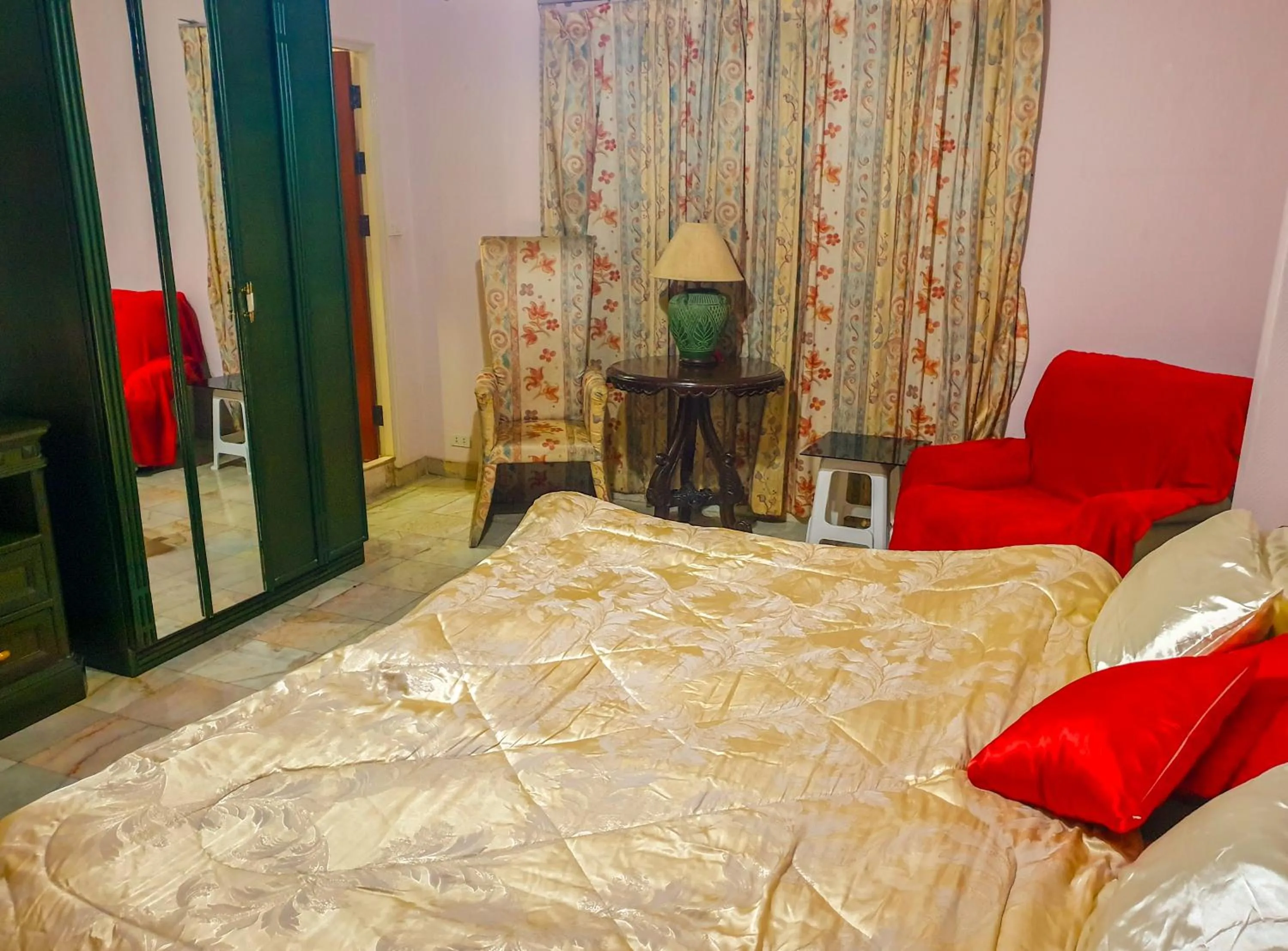 Bedroom, Bed in Siri Villas Pattaya