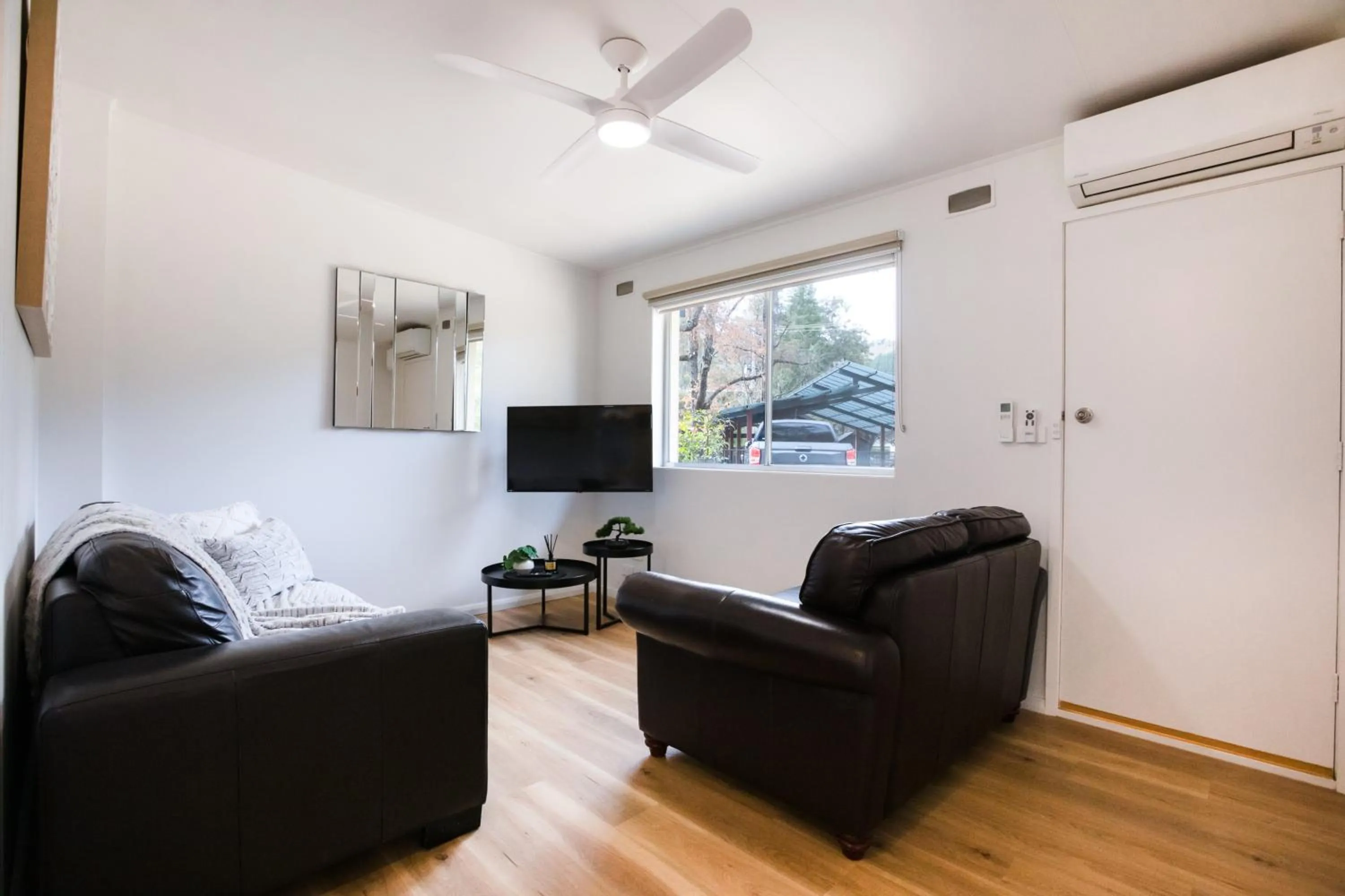 Communal lounge/ TV room in Adina Lodge Holiday Apartments