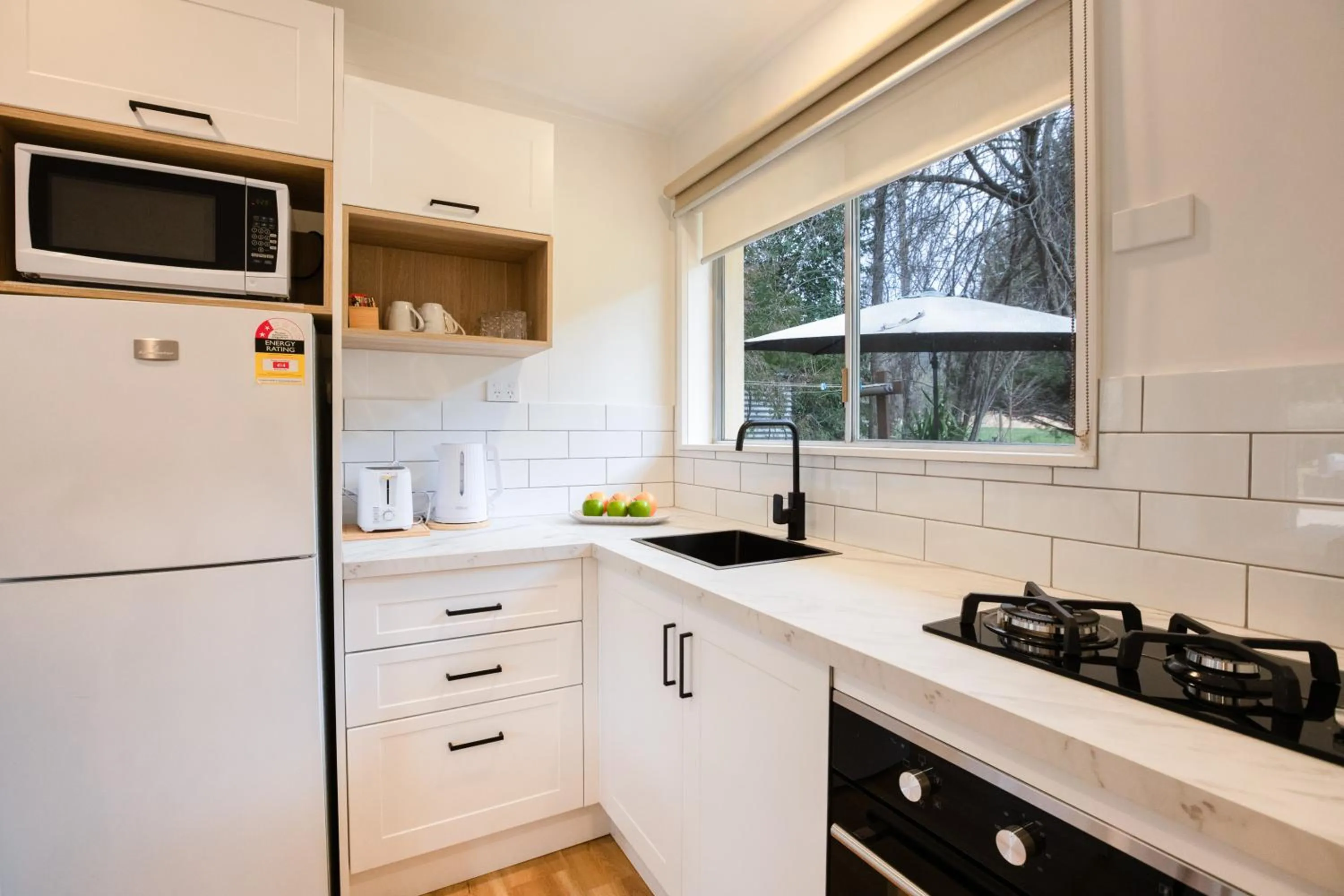 oven in Adina Lodge Holiday Apartments