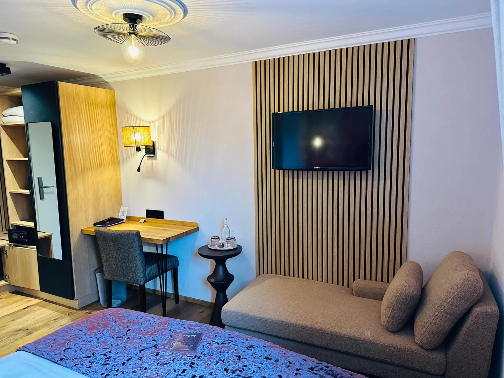 TV and multimedia, Bed in Boutique - Hotel Zum Schloss