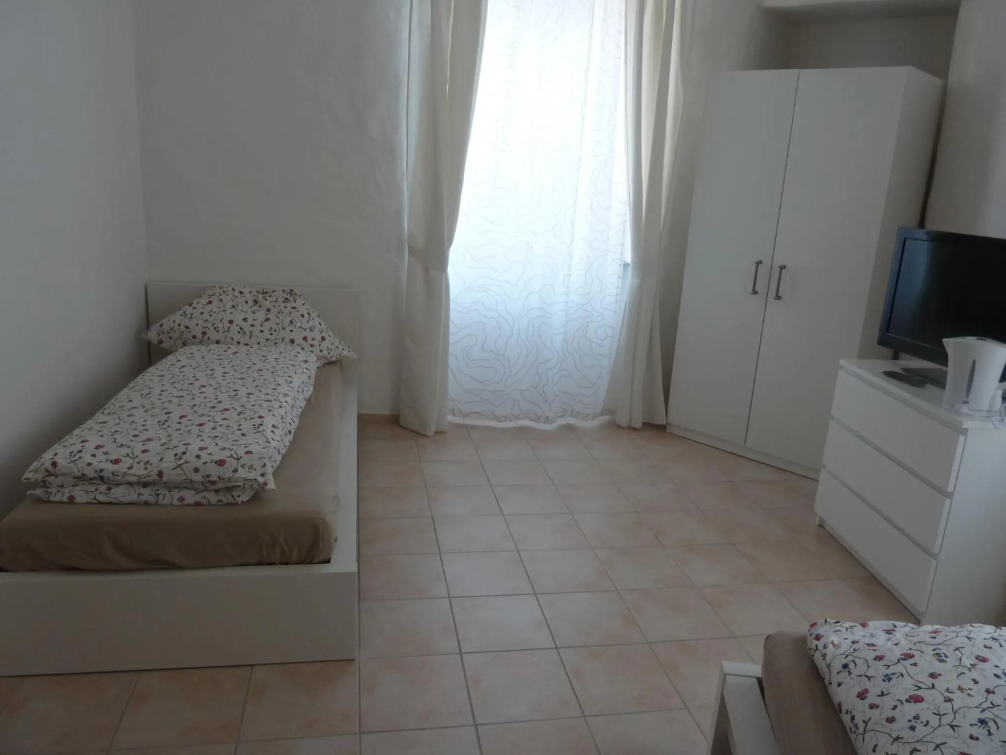 Photo of the whole room, Bed in Relax