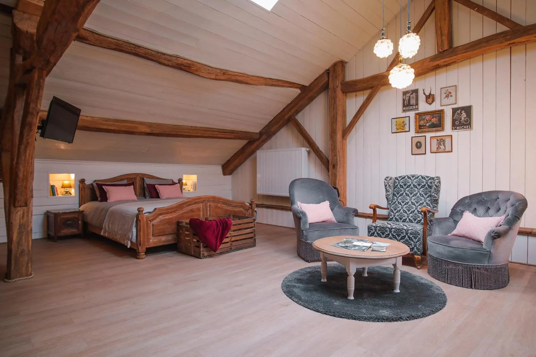 Seating area, Bed in Les Chambres du Chat