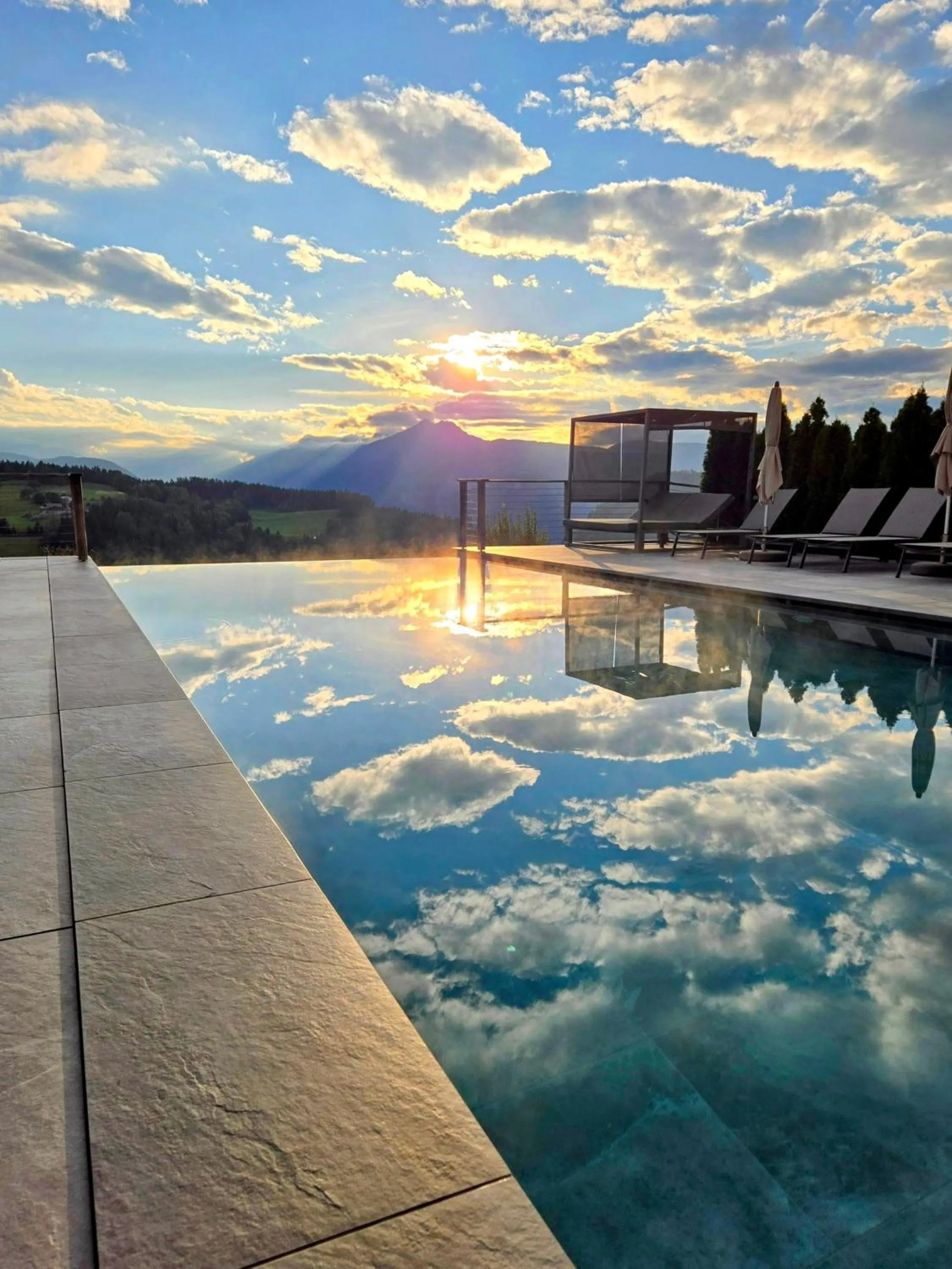 Swimming pool in Hotel Avelina