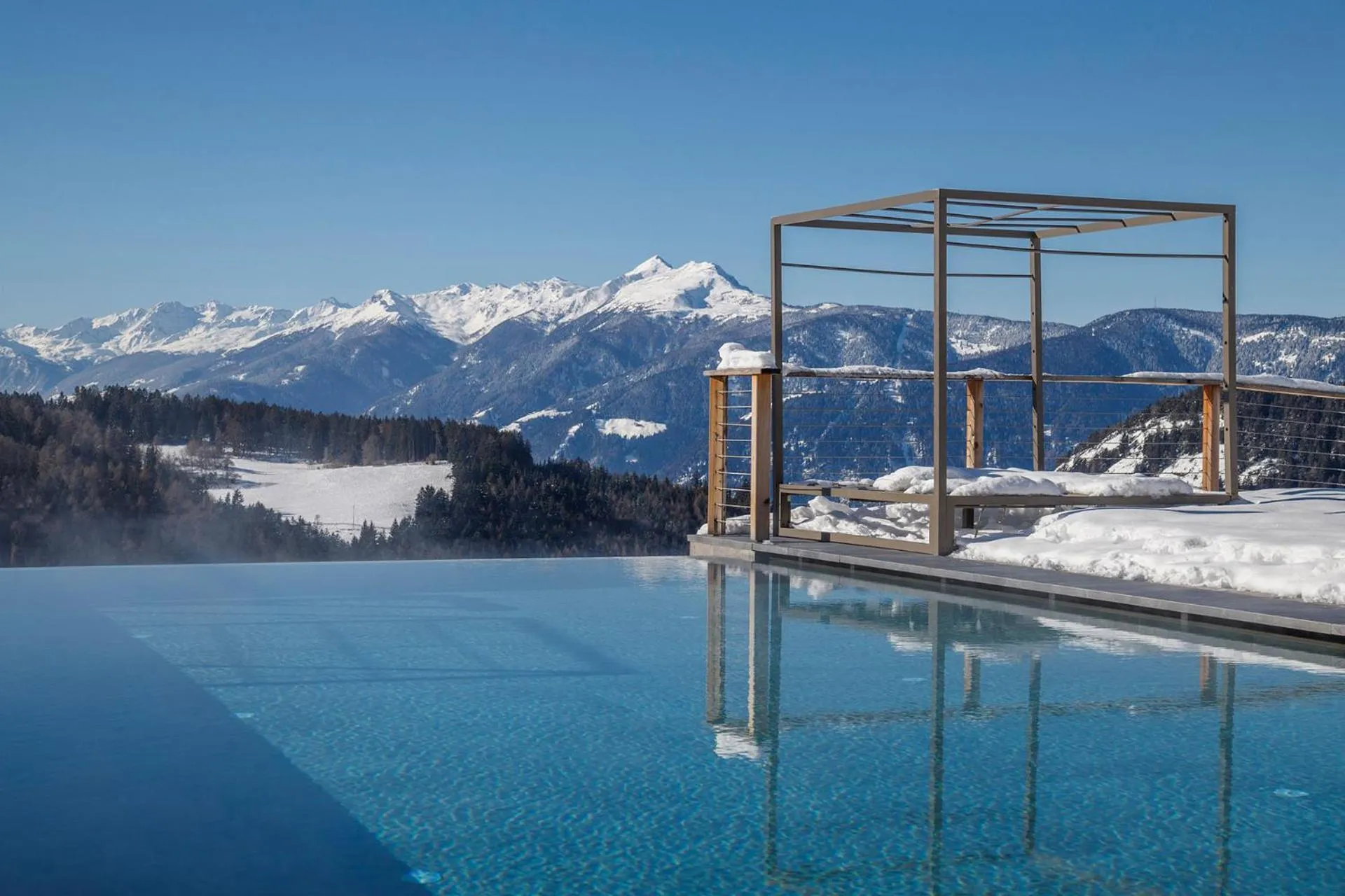 Swimming pool in Hotel Avelina