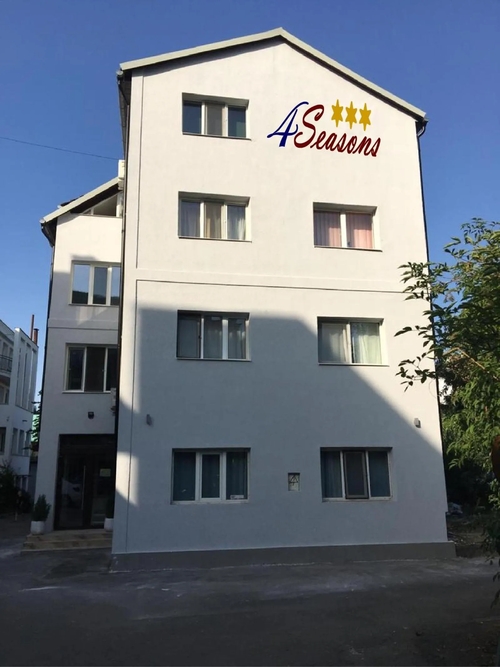 Property building in 4 Seasons Apartments