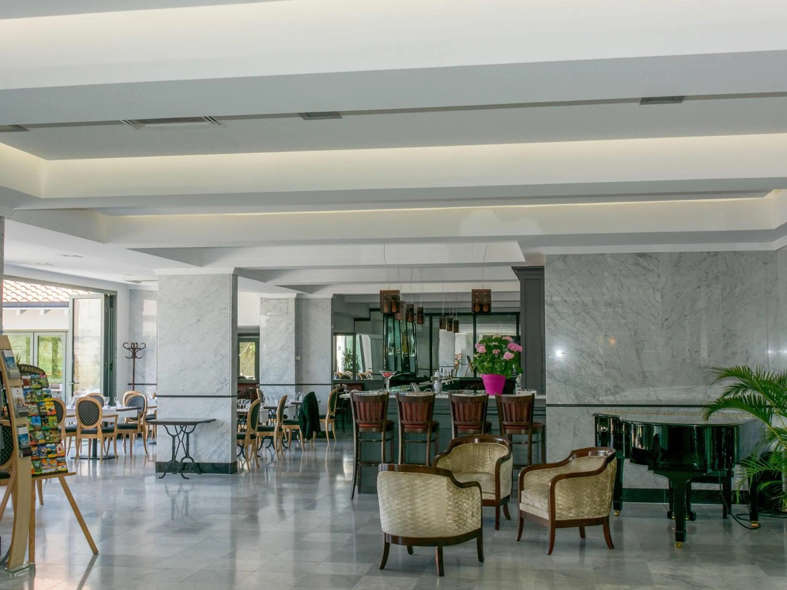 Lounge or bar in ibis Périgueux Centre