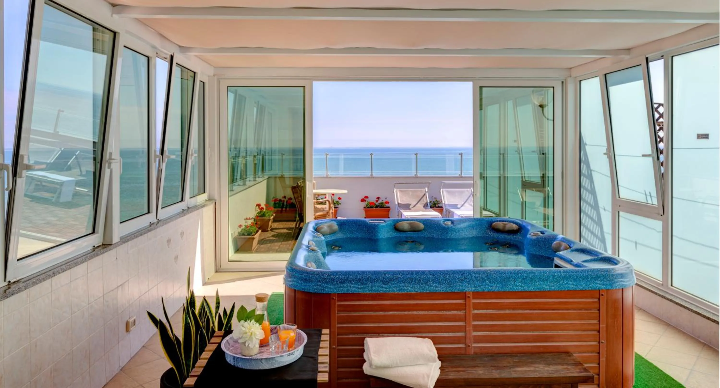 Hot Tub in Little Hotel