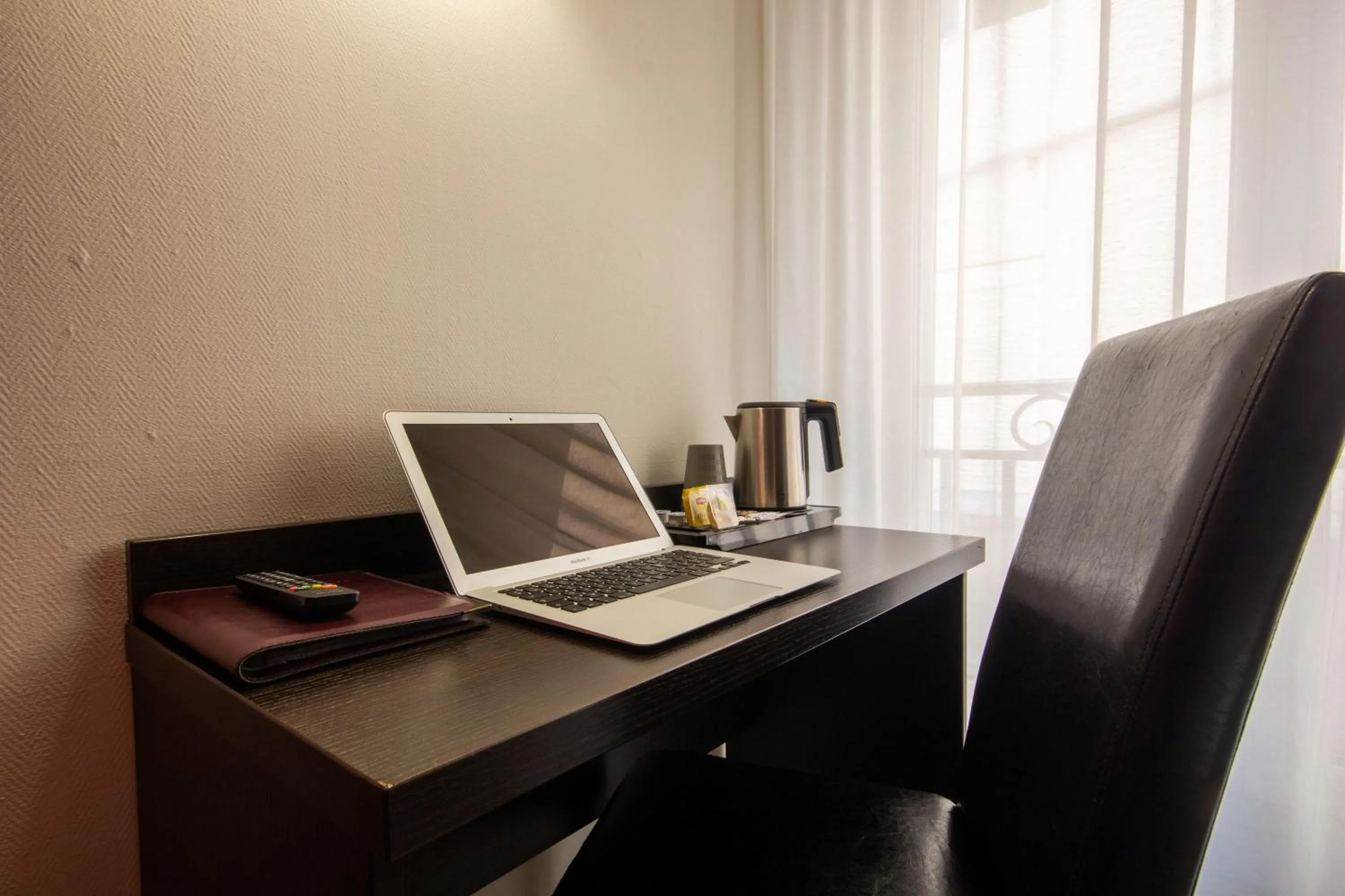 Coffee/tea facilities in Hôtel Notre Dame