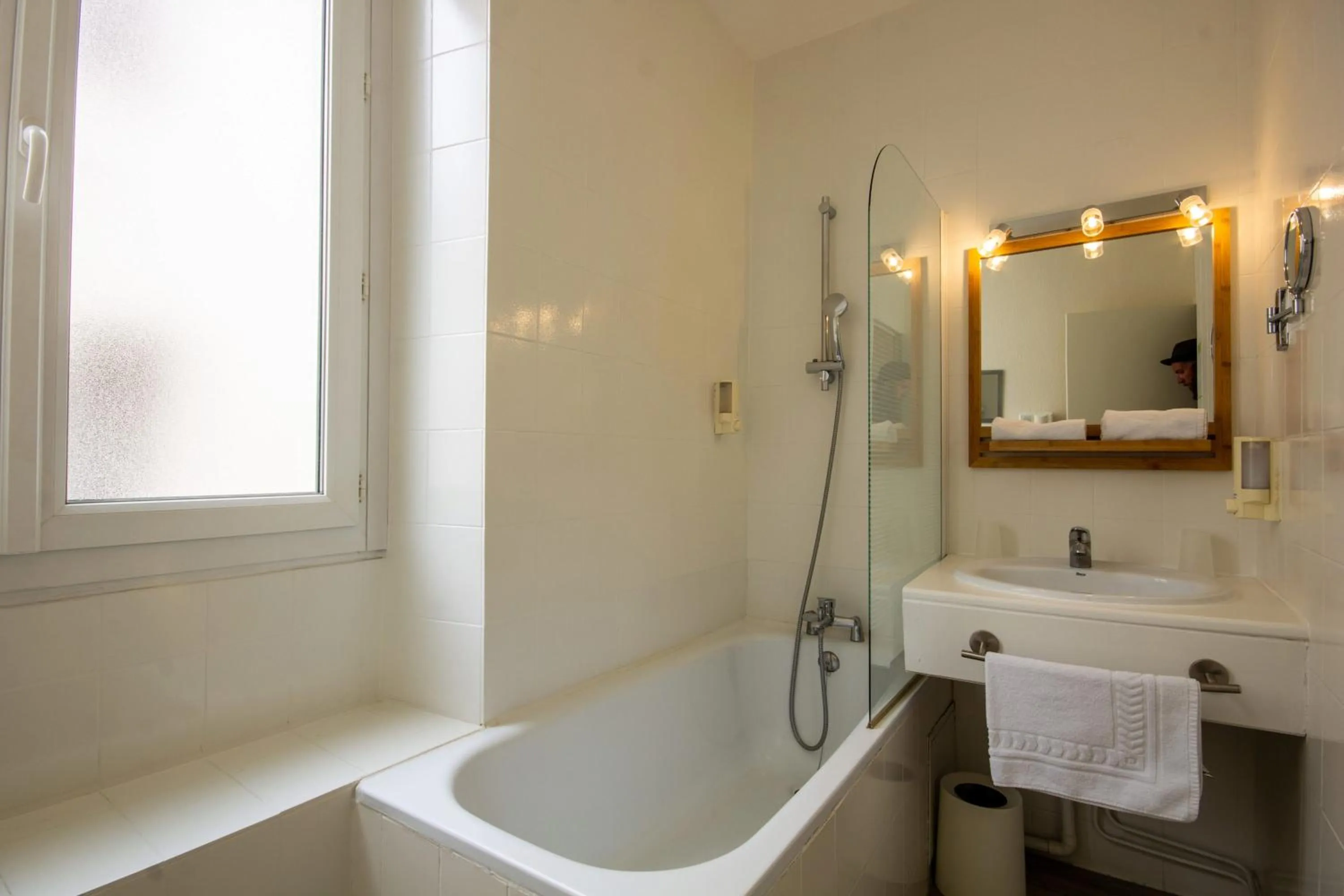 Shower in Hôtel Notre Dame