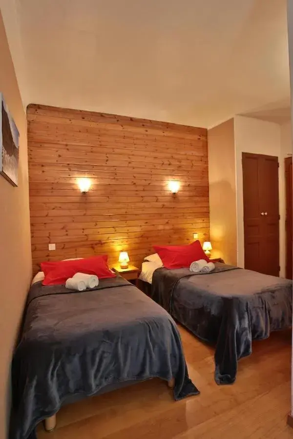 Standard Twin Room with Mountain View - single occupancy in Hôtel Restaurant Gîtes Les 5 Saisons Standard Twin Room with Mountain View - single occupancy in Hôtel Restaurant Gîtes Les 5 Saisons