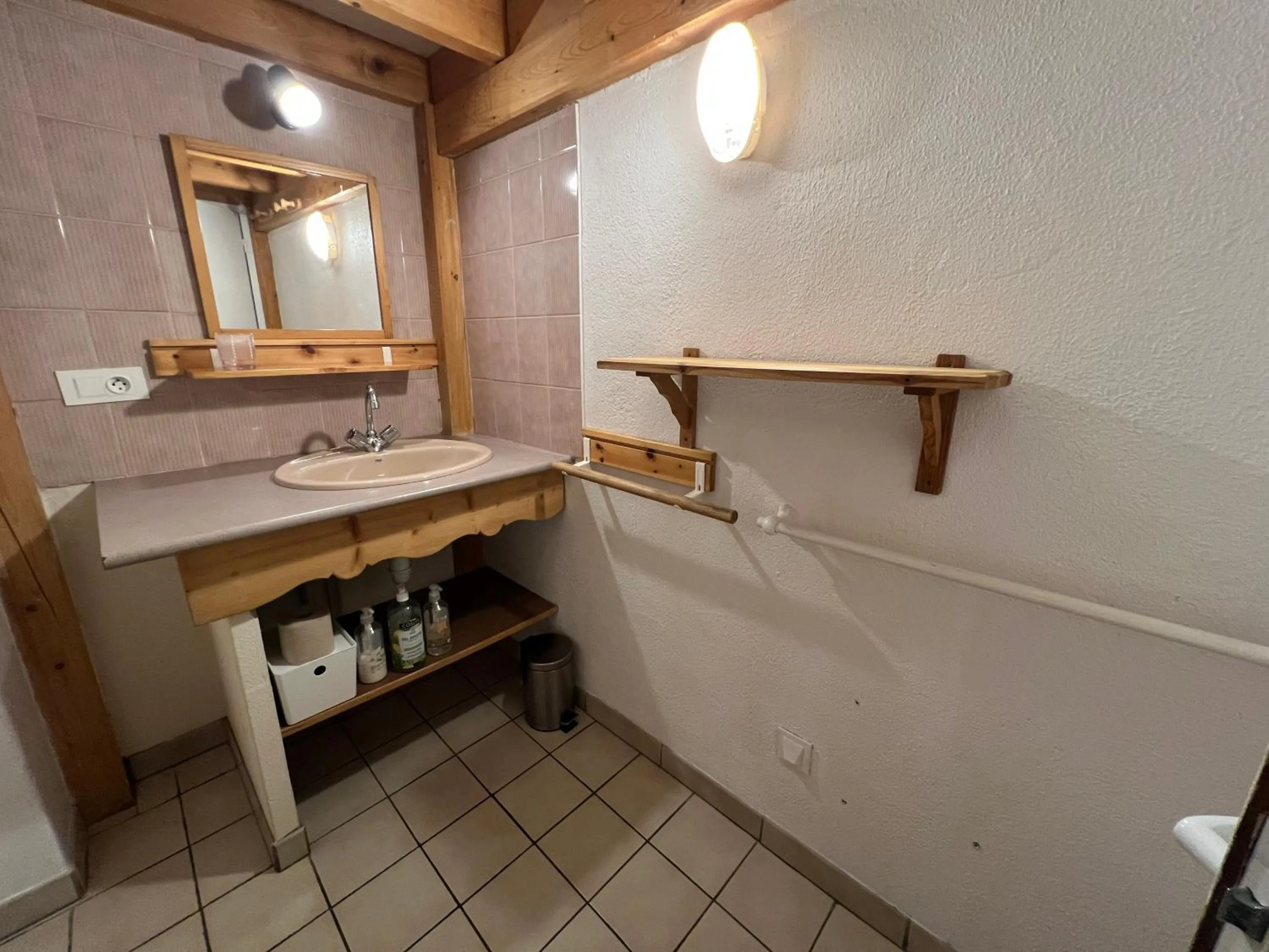 Shower in Hôtel Restaurant Gîtes Les 5 Saisons