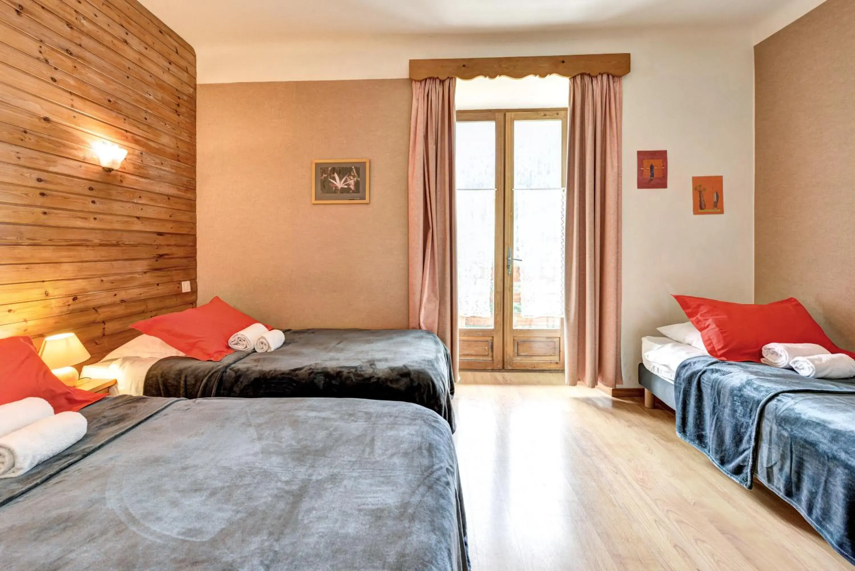 Triple Room in Hôtel Restaurant Gîtes Les 5 Saisons Triple Room in Hôtel Restaurant Gîtes Les 5 Saisons