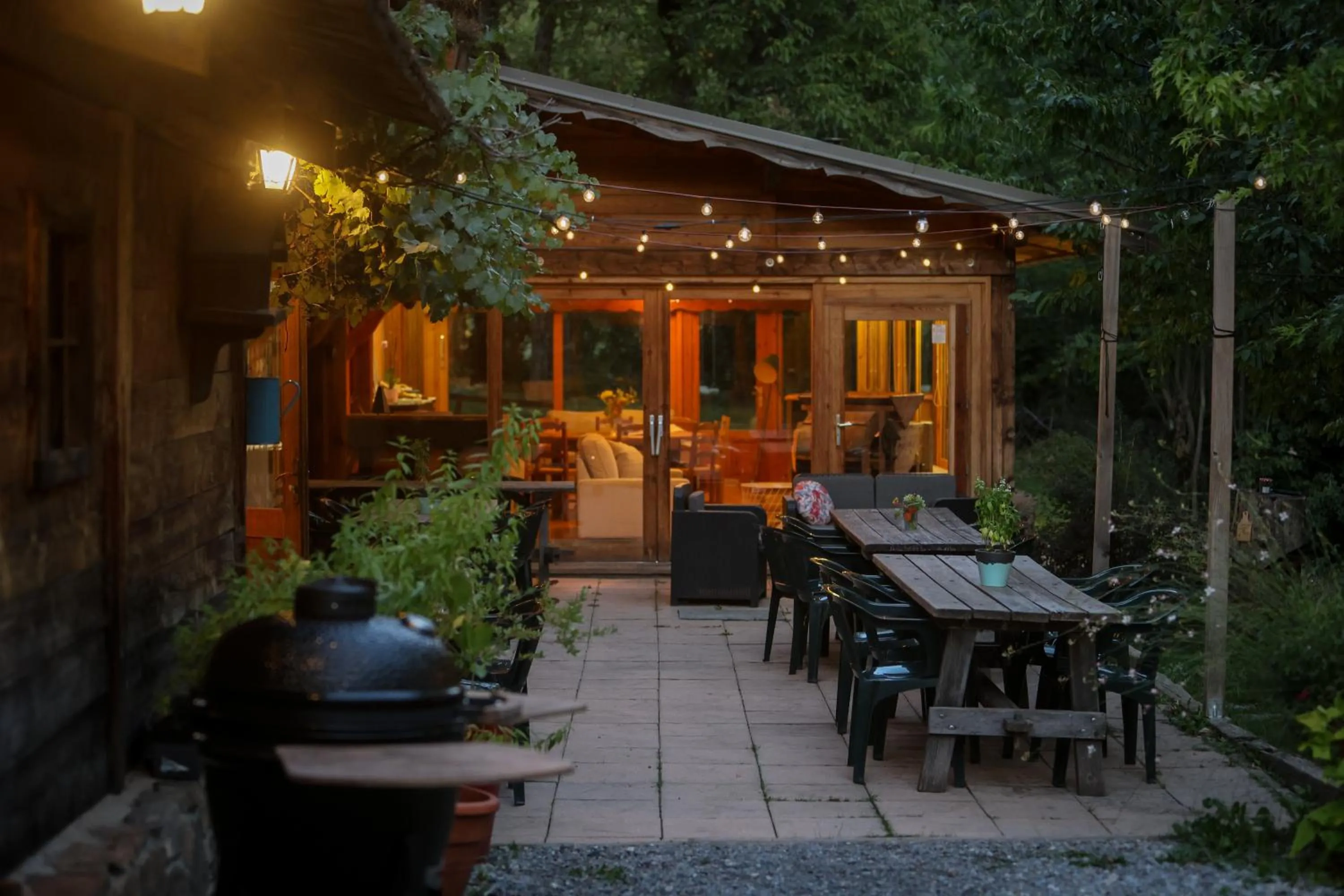 Patio in Hôtel Restaurant Gîtes Les 5 Saisons