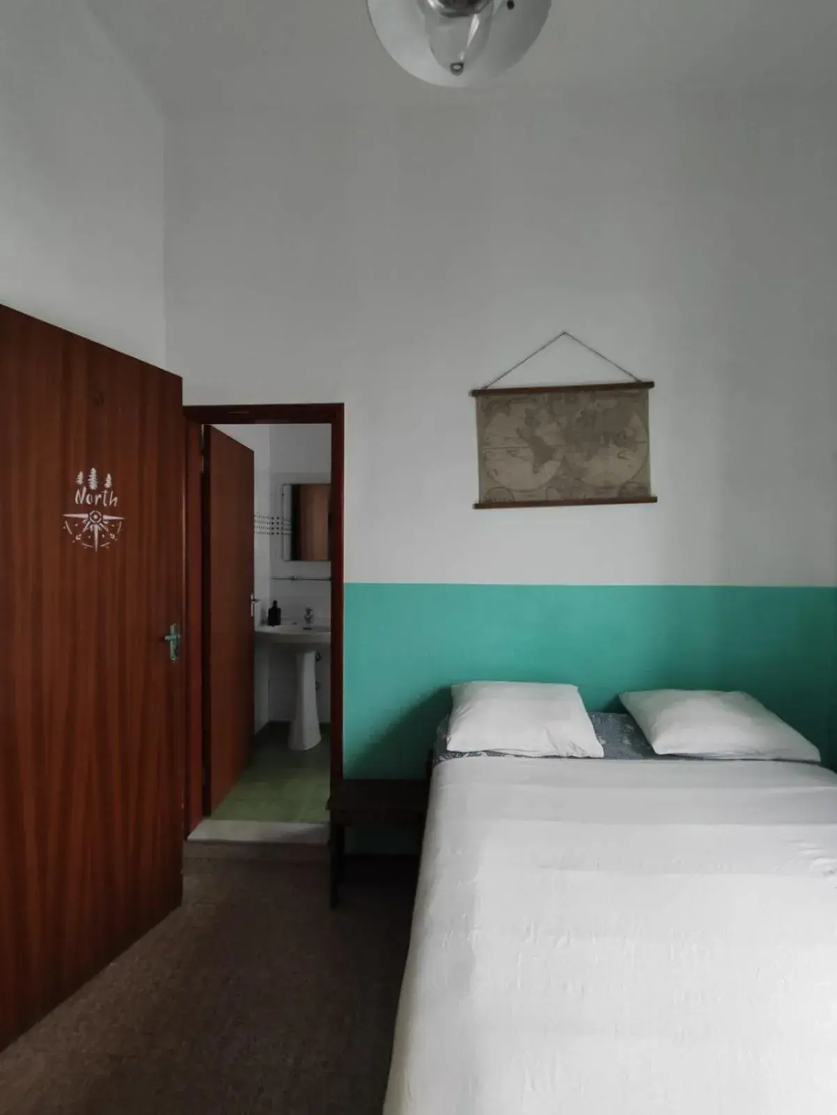 Double Room with Private Bathroom in Hostel Vagamundo Double Room with Private Bathroom in Hostel Vagamundo