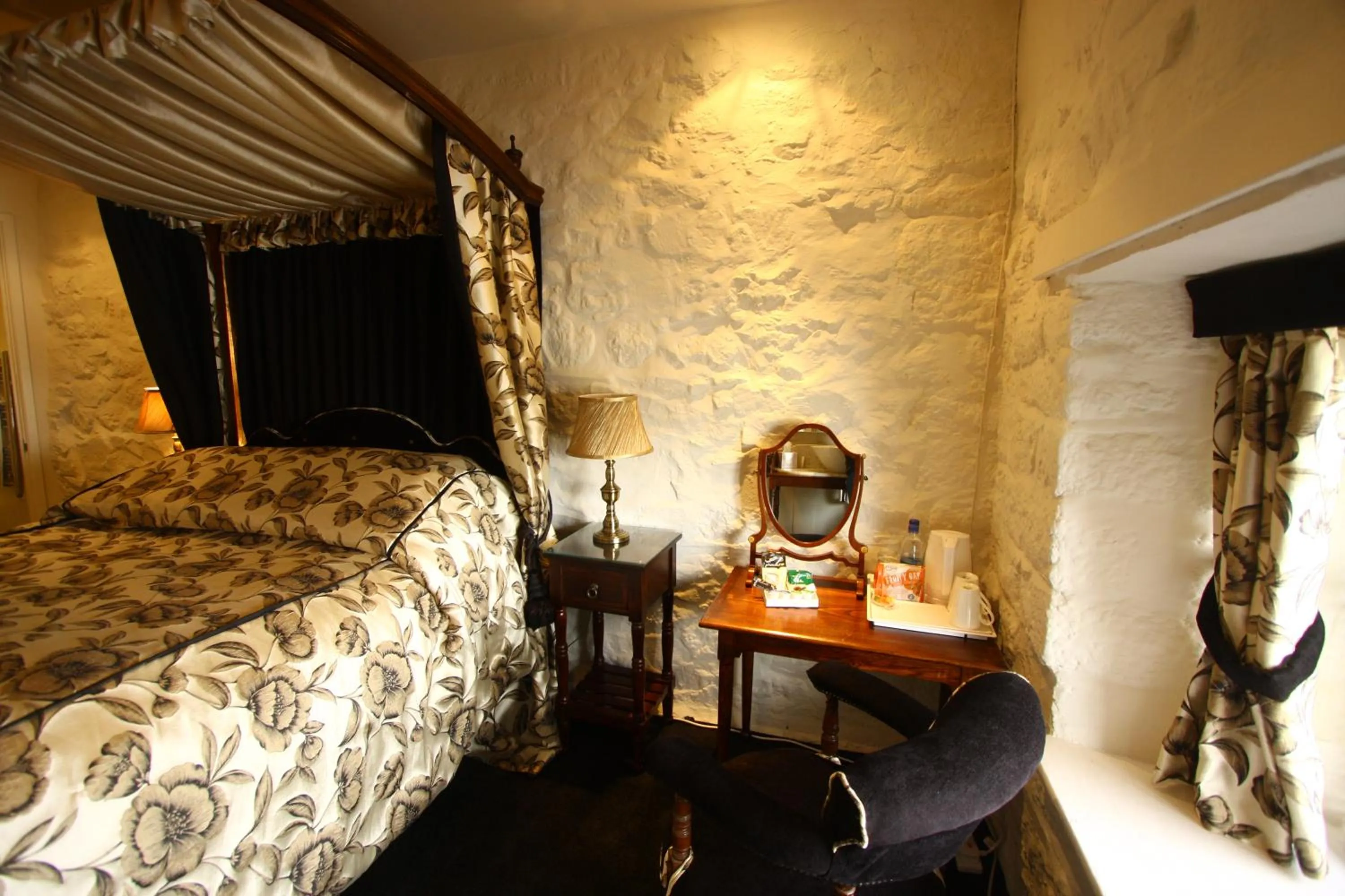 Bed in The Oxenham Arms Hotel Devon