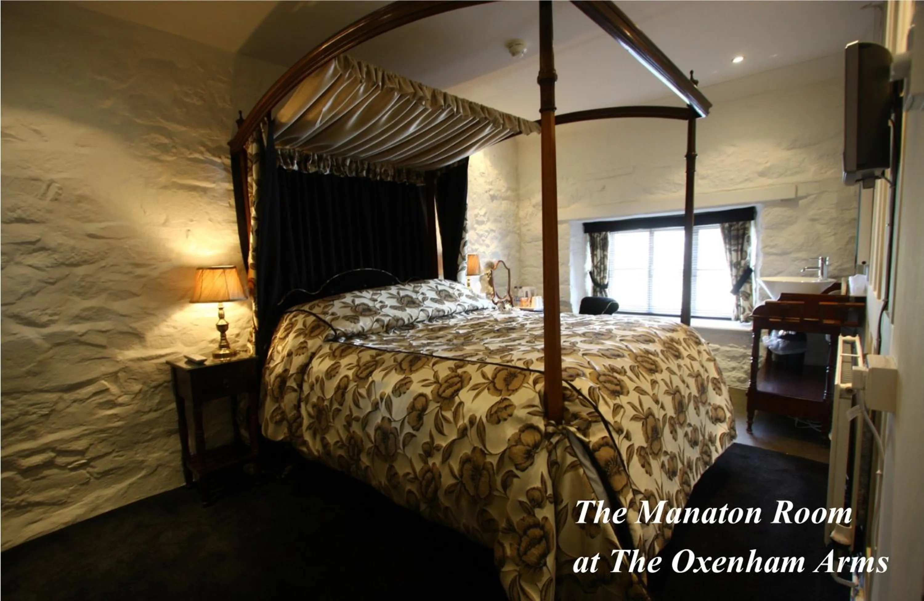 Photo of the whole room, Bed in The Oxenham Arms Hotel Devon