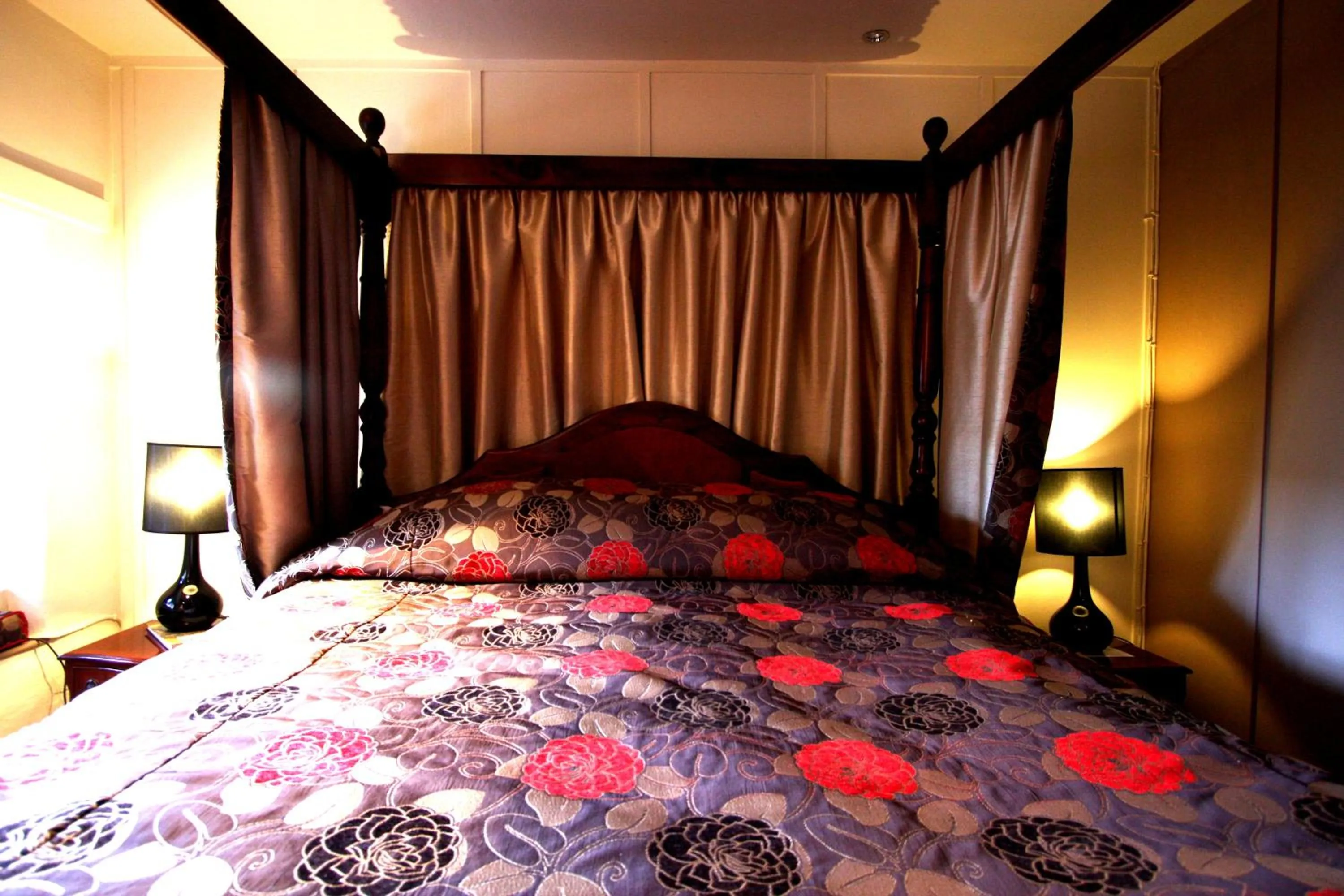 Bed in The Oxenham Arms Hotel Devon