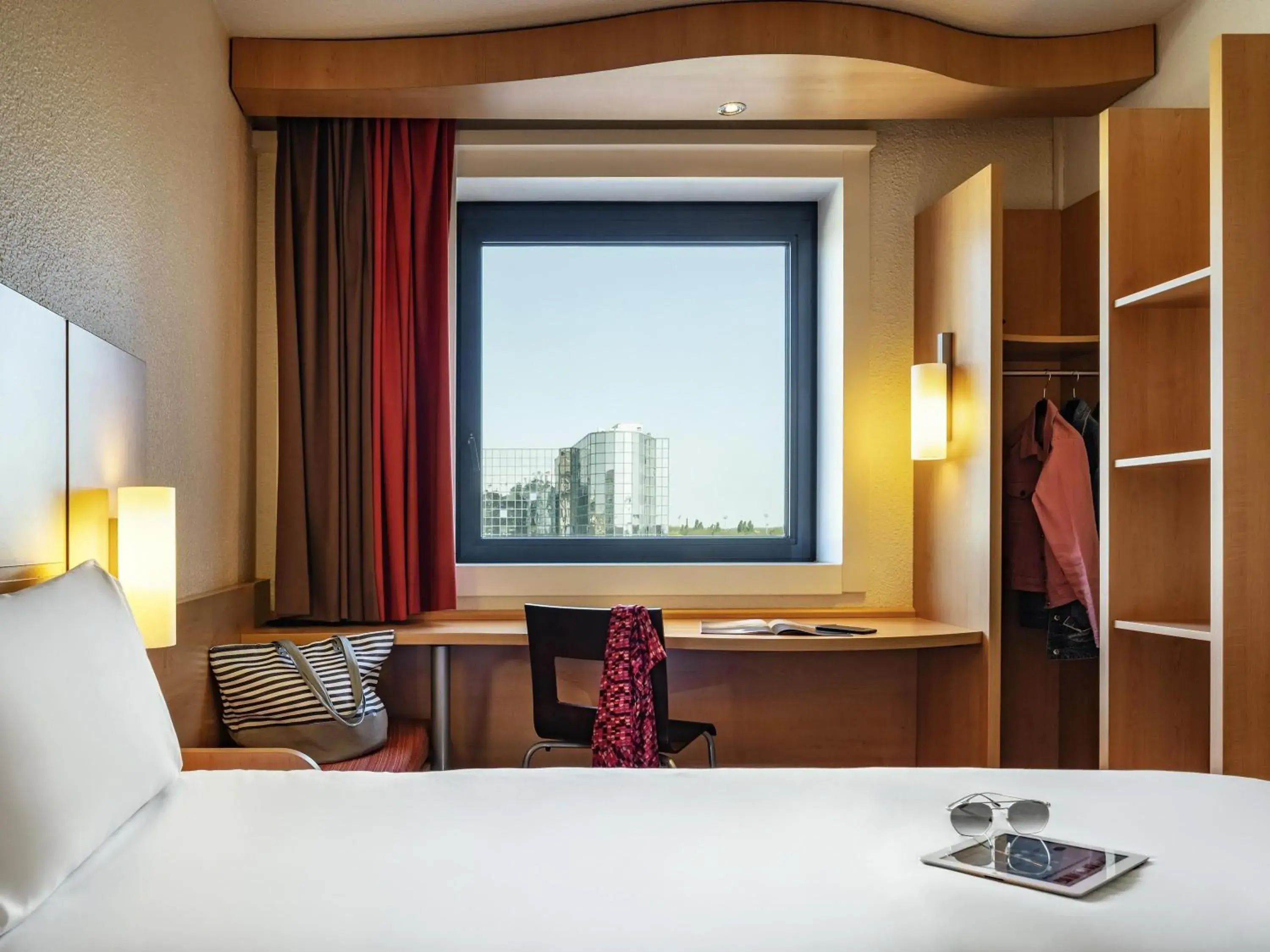 Bedroom, Bed in Ibis Marne la Vallée Noisy Bedroom, Bed in Ibis Marne la Vallée Noisy