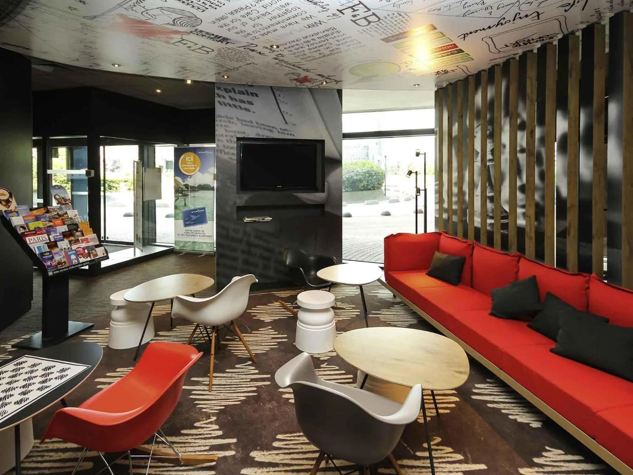 Lounge or bar in Ibis Marne la Vallée Noisy